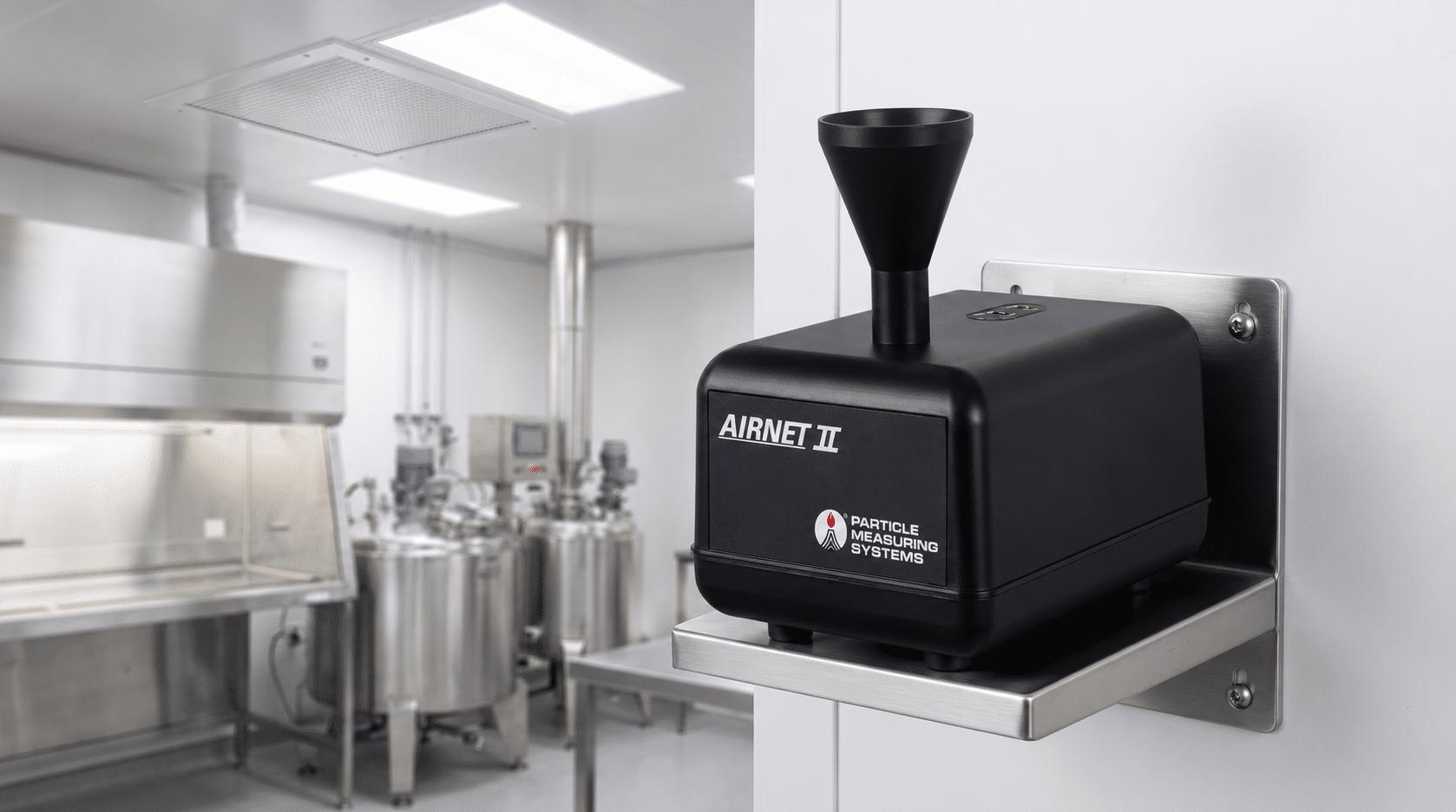 Cảm biến đếm hạt PMS Airnet II lắp trên giá thép không gỉ tại vách phòng sạch nhà máy bán dẫn