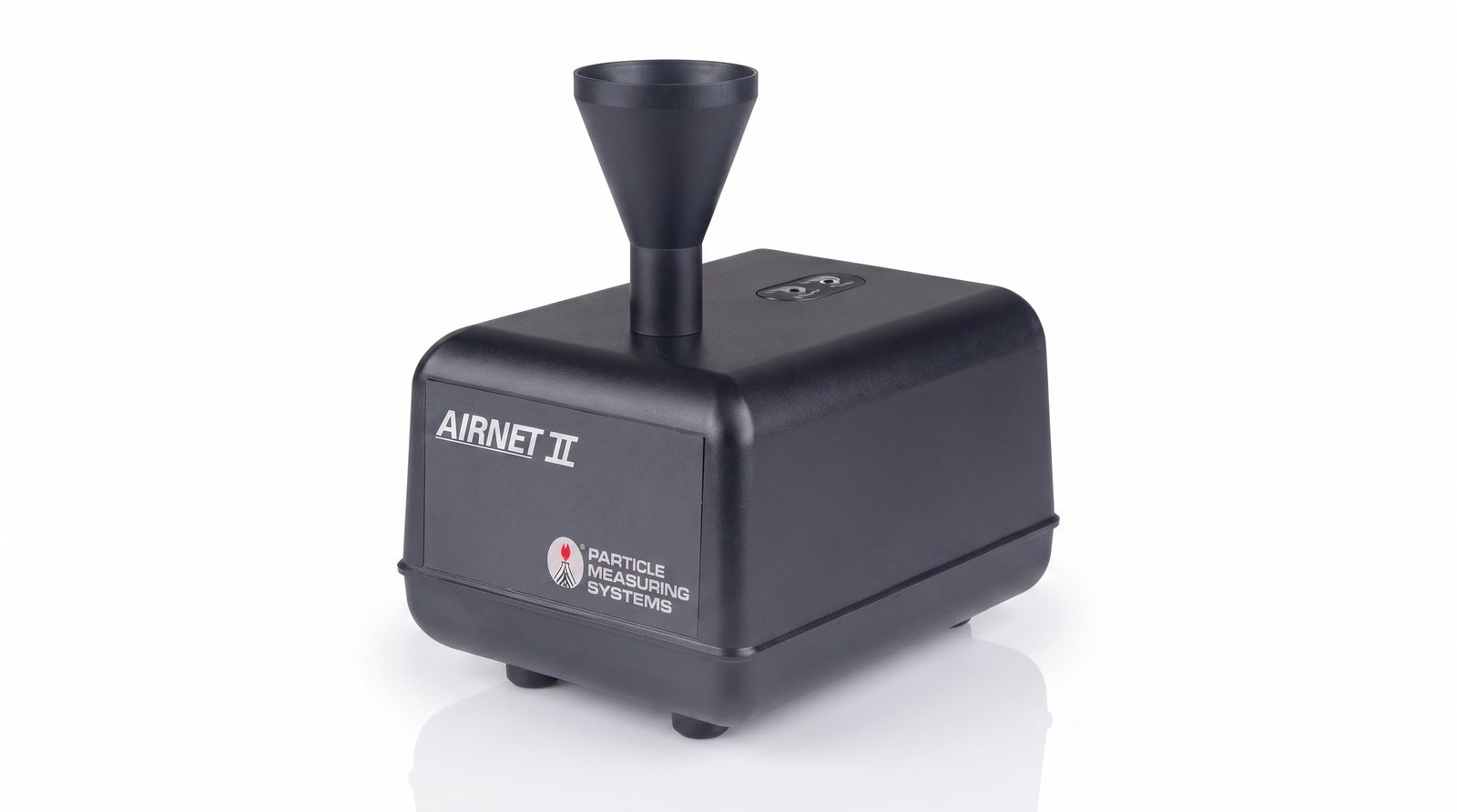 Cảm biến hạt tiểu phân PMS Airnet II nhìn ba phần tư trên nền trắng — thân đen mờ, phễu lấy mẫu hình nón và nhãn AIRNET II