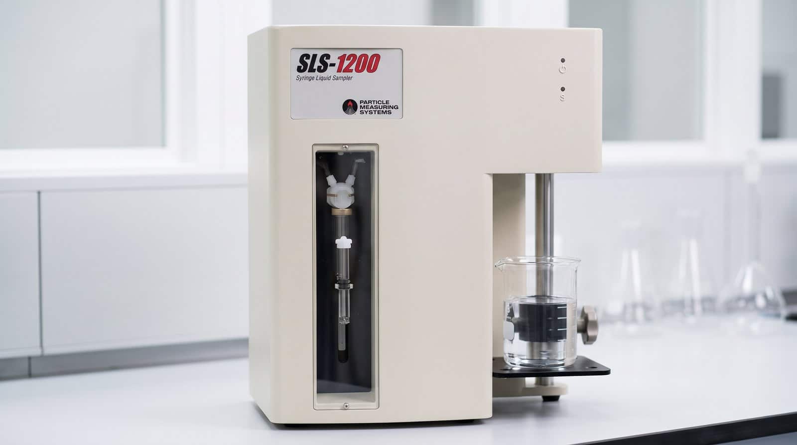 Máy lấy mẫu hạt tiểu phân dung dịch PMS SLS-1200 đặt trên bàn thí nghiệm phòng sạch kiểm nghiệm dược phẩm