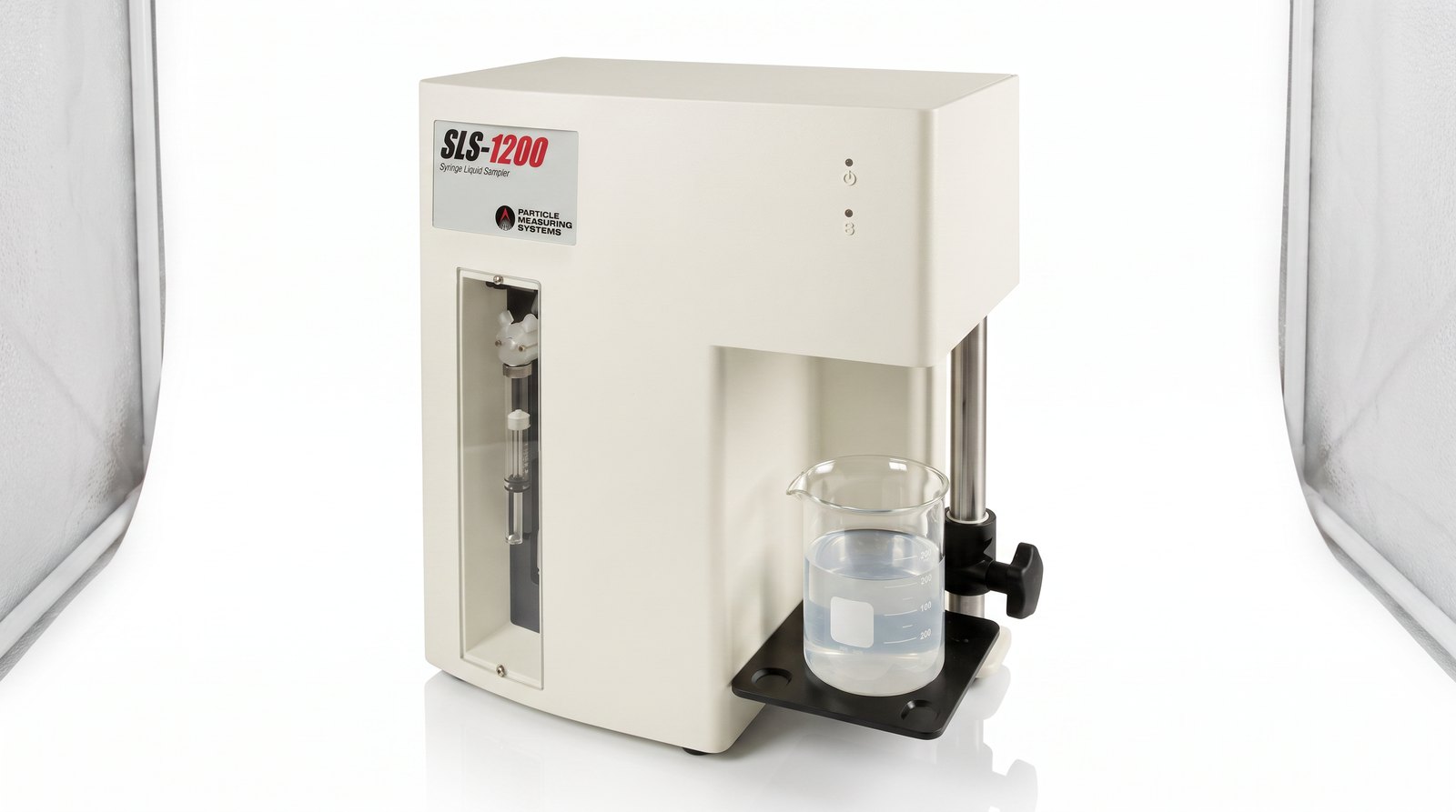 Máy lấy mẫu xi-lanh PMS SLS-1200 nhìn ba phần tư trên nền trắng — thân be, cửa sổ xi-lanh thuỷ tinh và cốc mẫu trên bệ đen