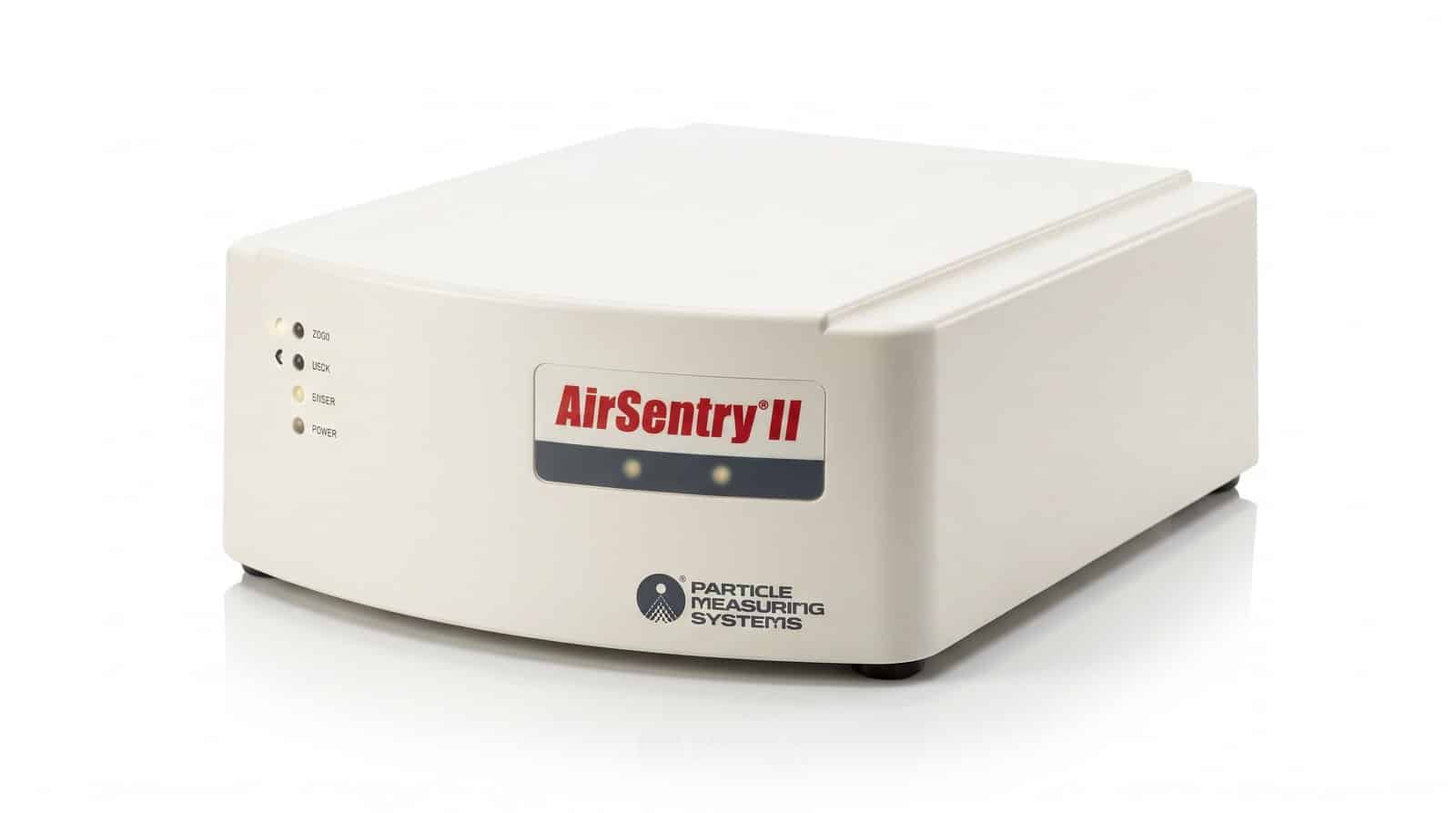 Máy phân tích AMC PMS AirSentry II nhìn ba phần tư trên nền trắng — thân kem, nhãn AirSentry II màu đỏ và dãy đèn báo trạng thái mặt trước