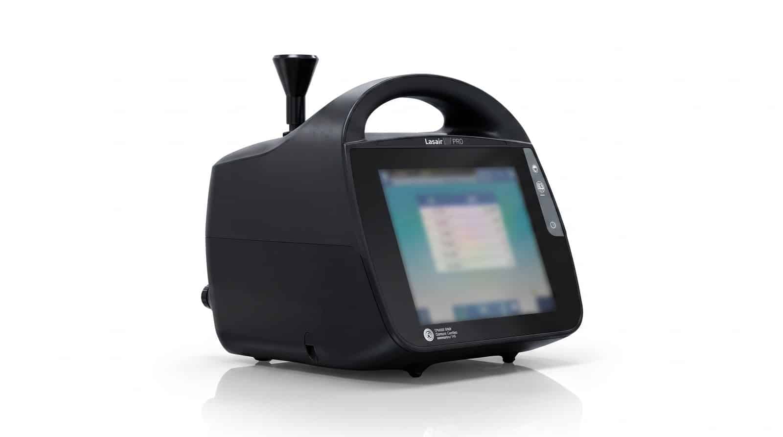 Máy đếm hạt PMS Lasair Pro 5100 nhìn ba phần tư trên nền trắng — thân đen, tay xách, đầu lấy mẫu hình nón và màn hình cảm ứng màu