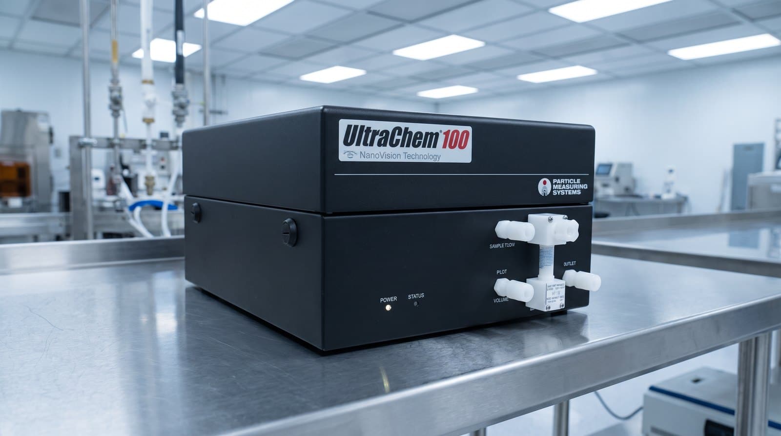 Máy đếm hạt tiểu phân trong hoá chất PMS UltraChem 100 đặt trên bàn thép không gỉ trong khu hoá chất quy trình ướt nhà máy bán dẫn