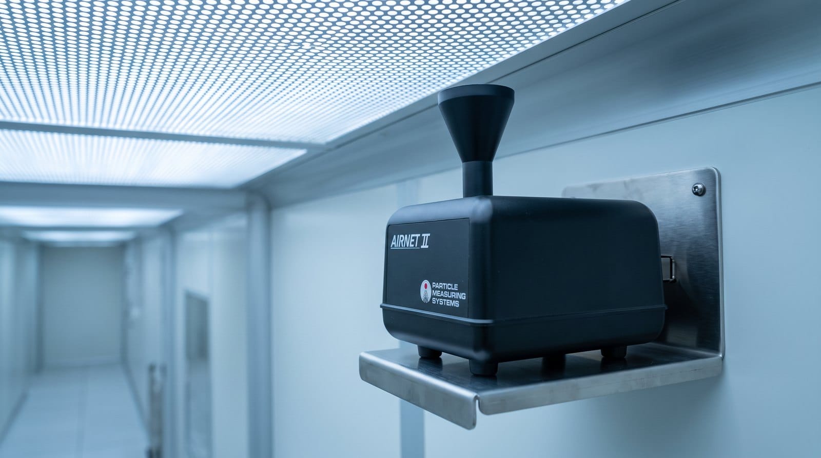 Cảm biến hạt tiểu phân cố định PMS Airnet II gắn trên giá đỡ thép không gỉ trong phòng sạch bán dẫn với trần lọc HEPA