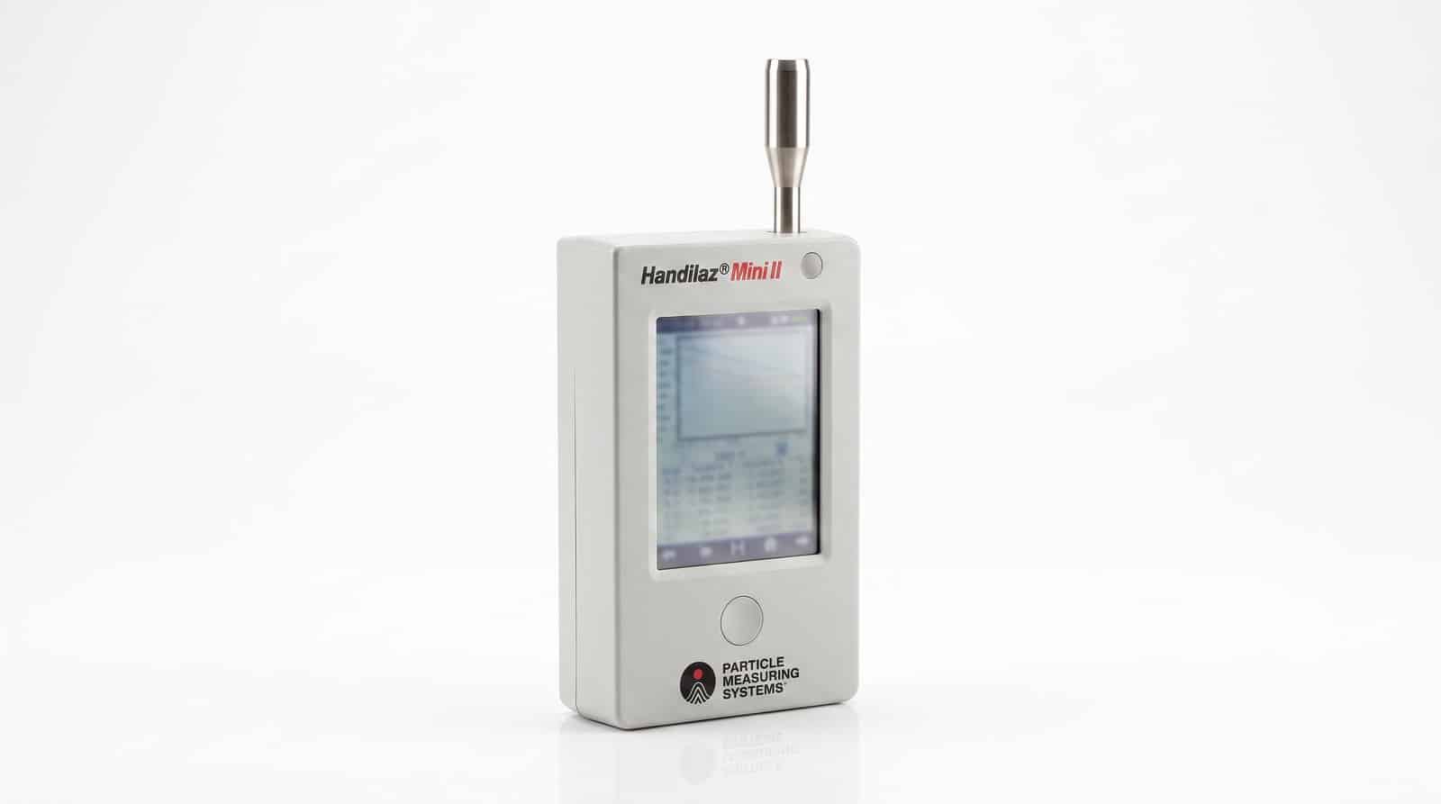 Máy đếm hạt cầm tay PMS Handilaz Mini II nhìn ba phần tư trên nền trắng — thân trắng, đầu lấy mẫu thép không gỉ và màn hình màu