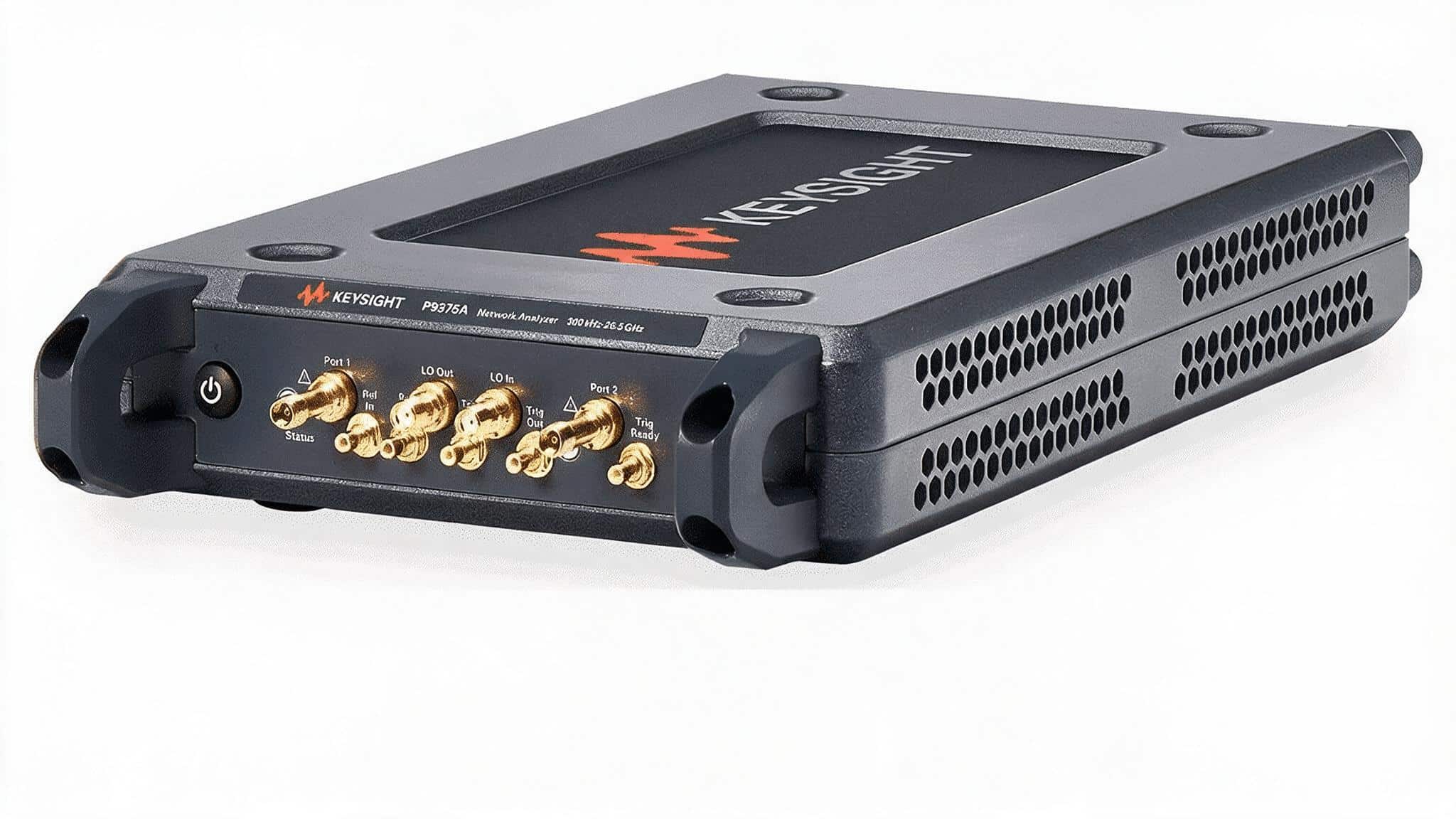 Máy phân tích mạng vector USB Keysight P9375A góc nghiêng trên nền trắng studio