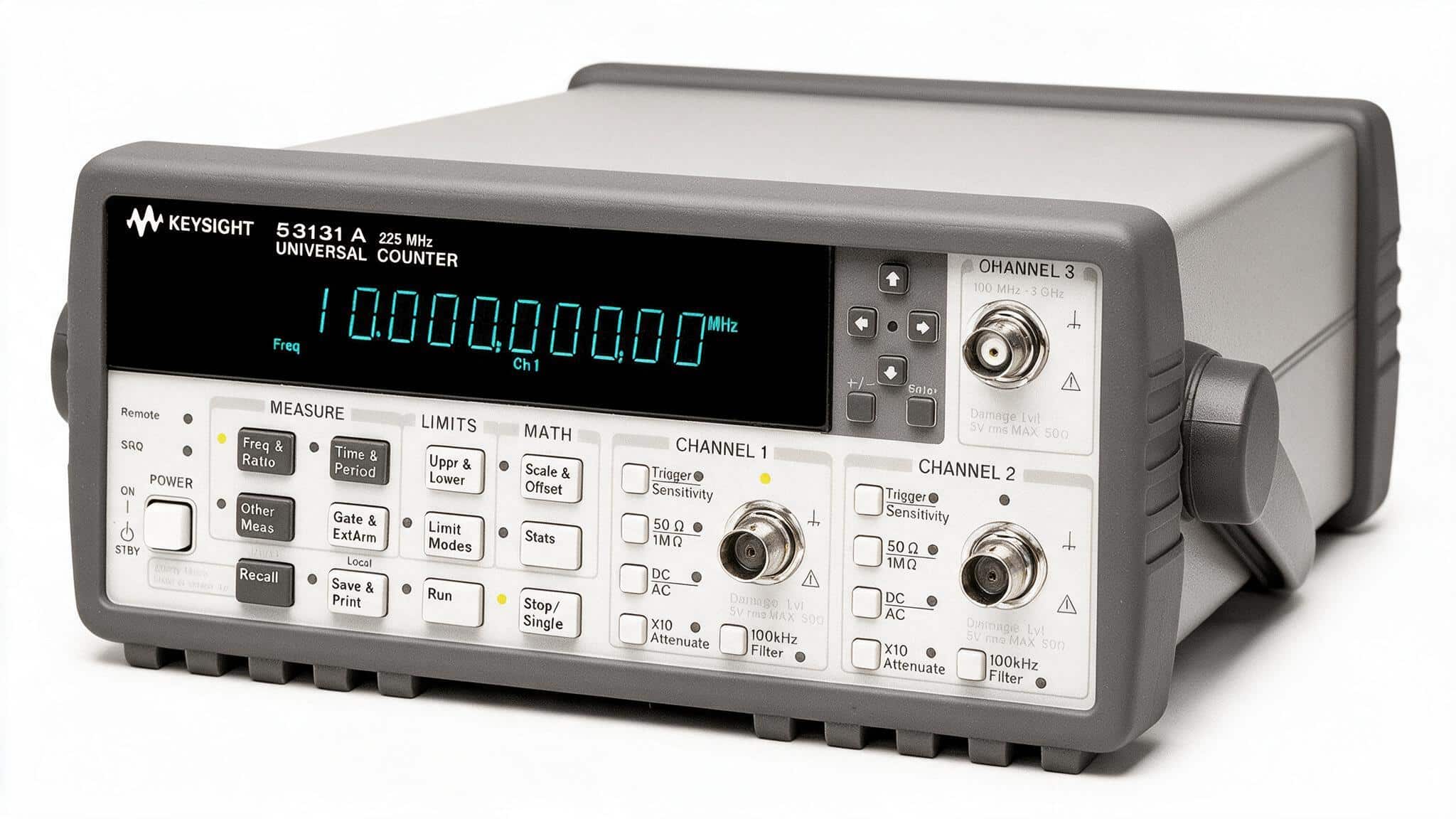 Máy đếm tần số Keysight 53131A góc nghiêng trên nền trắng studio thấy các cổng BNC và núm chỉnh