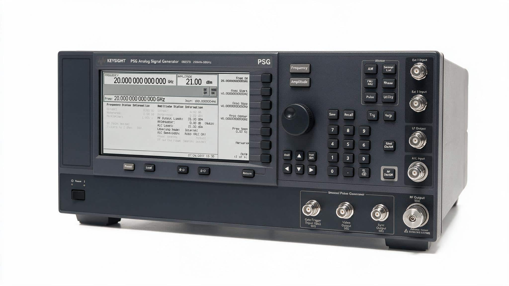 Máy phát tín hiệu PSG Keysight E8257D góc nghiêng trên nền trắng studio thấy cổng RF output