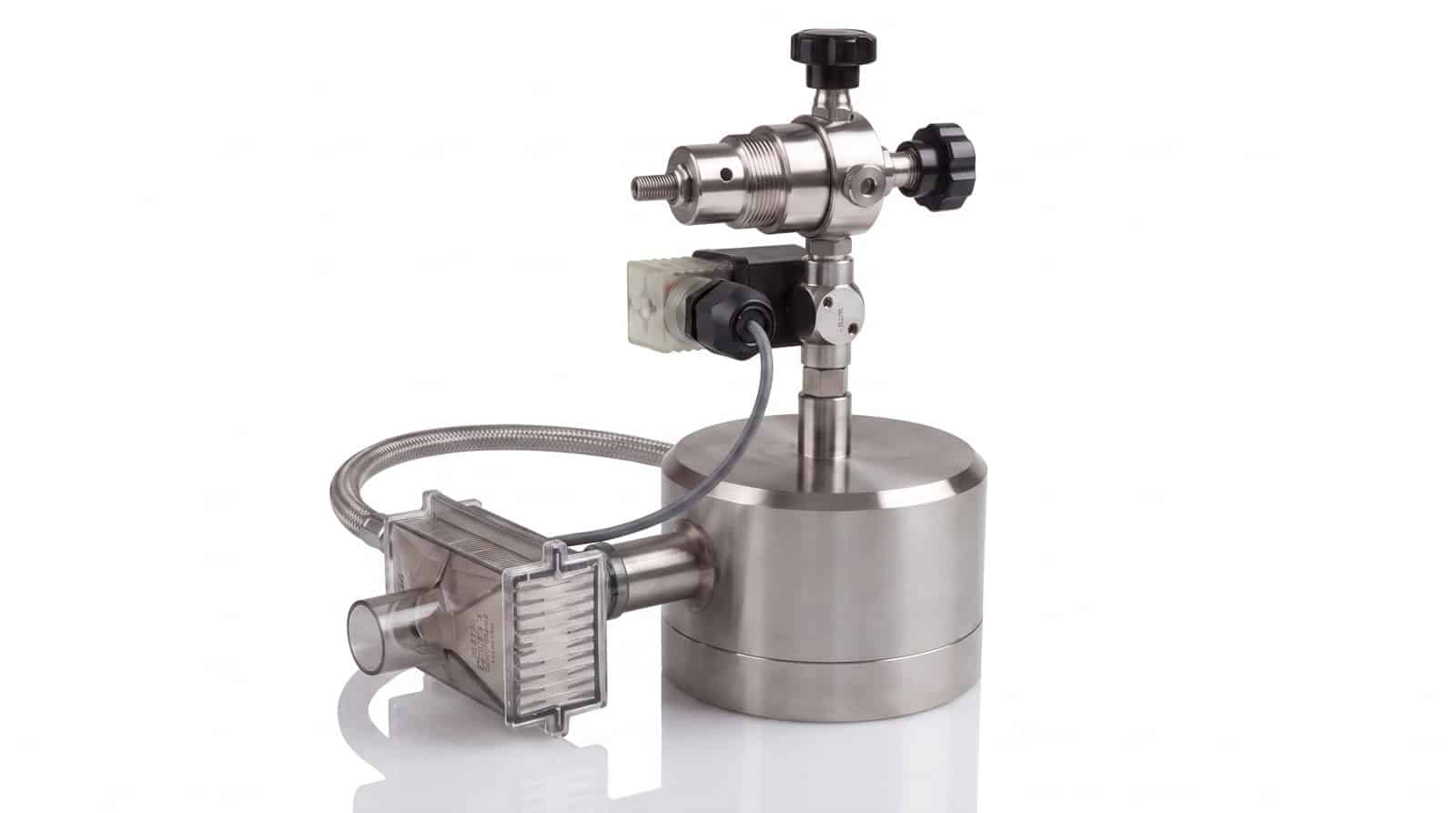 Bộ phụ kiện lấy mẫu khí nén PMS Compressed Gas Kit trên nền trắng — bình giảm áp thép không gỉ, cụm van và ống mềm bện thép