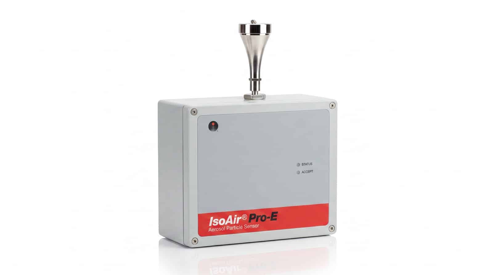 Cảm biến đếm hạt từ xa PMS IsoAir Pro-E trên nền trắng — dải nhãn đỏ IsoAir Pro-E Aerosol Particle Sensor và đèn STATUS, ACCEPT