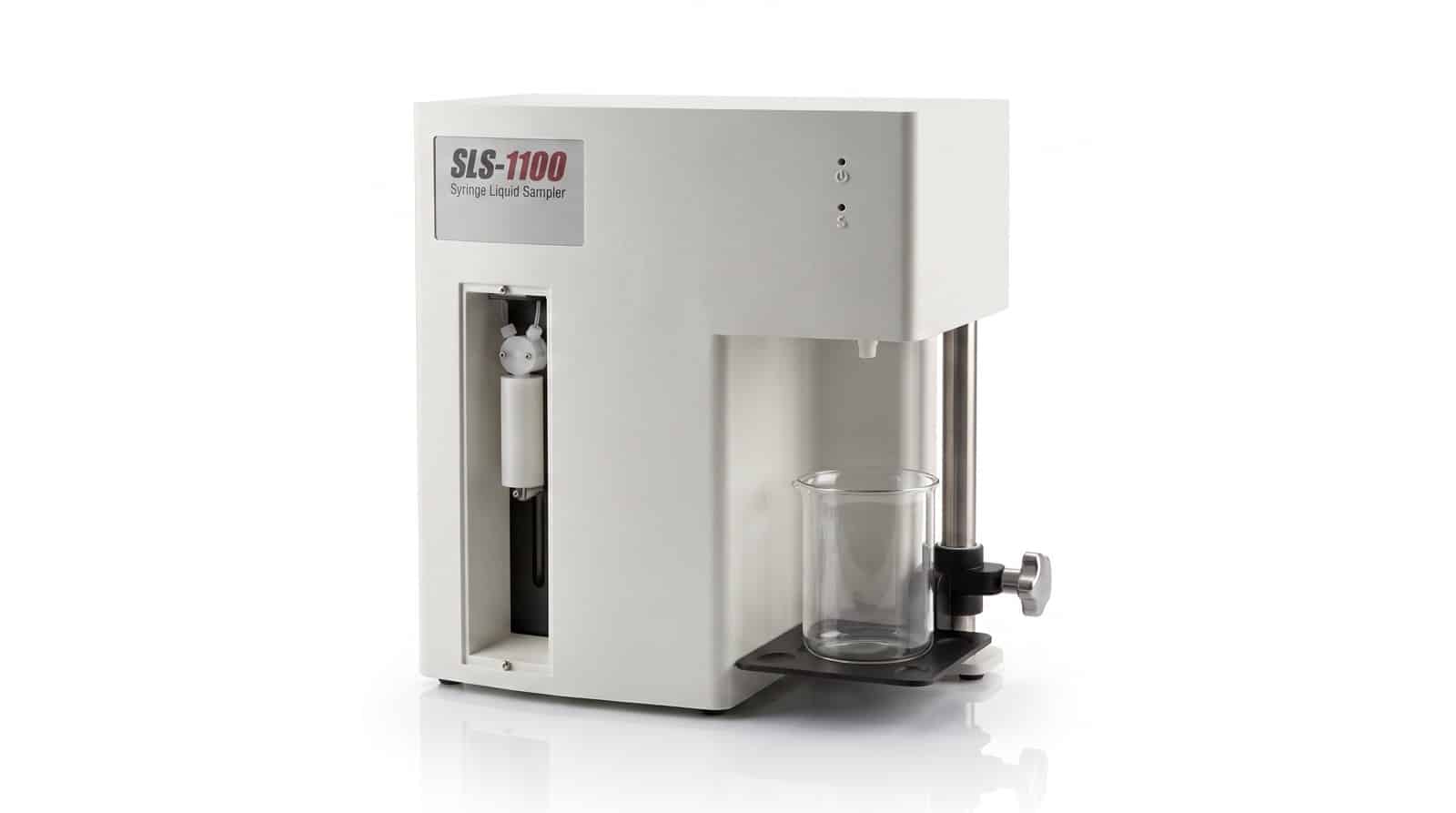 Máy lấy mẫu xi-lanh PMS SLS-1100 trên nền trắng — khoang xi-lanh mở, cốc thuỷ tinh trên đế kẹp và nhãn Syringe Liquid Sampler