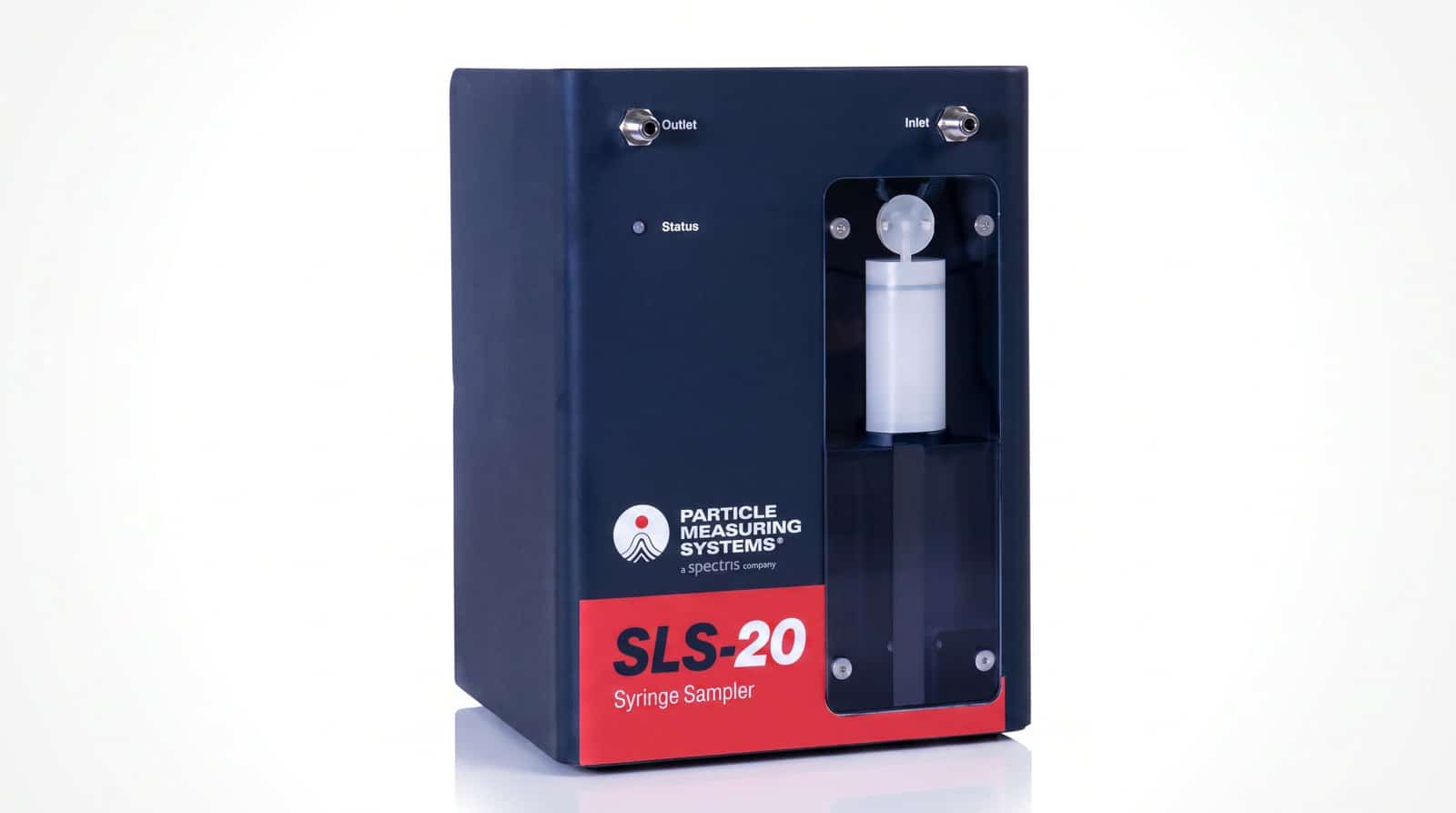 Bộ lấy mẫu xi-lanh PMS SLS-20 nhìn ba phần tư trên nền trắng — thân xanh navy, xi-lanh trong khoang kính và nhãn SLS-20 Syringe Sampler