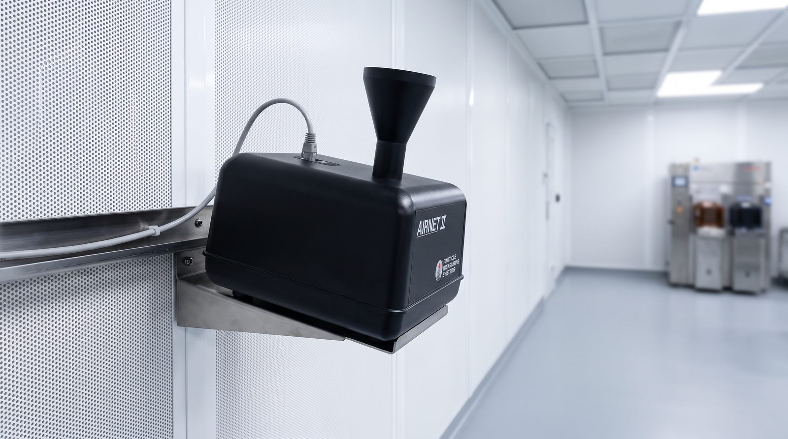Cảm biến đếm hạt từ xa PMS Airnet II gắn trên giá thép không gỉ tại tường phòng sạch bán dẫn, cáp Ethernet chạy vào máng cáp