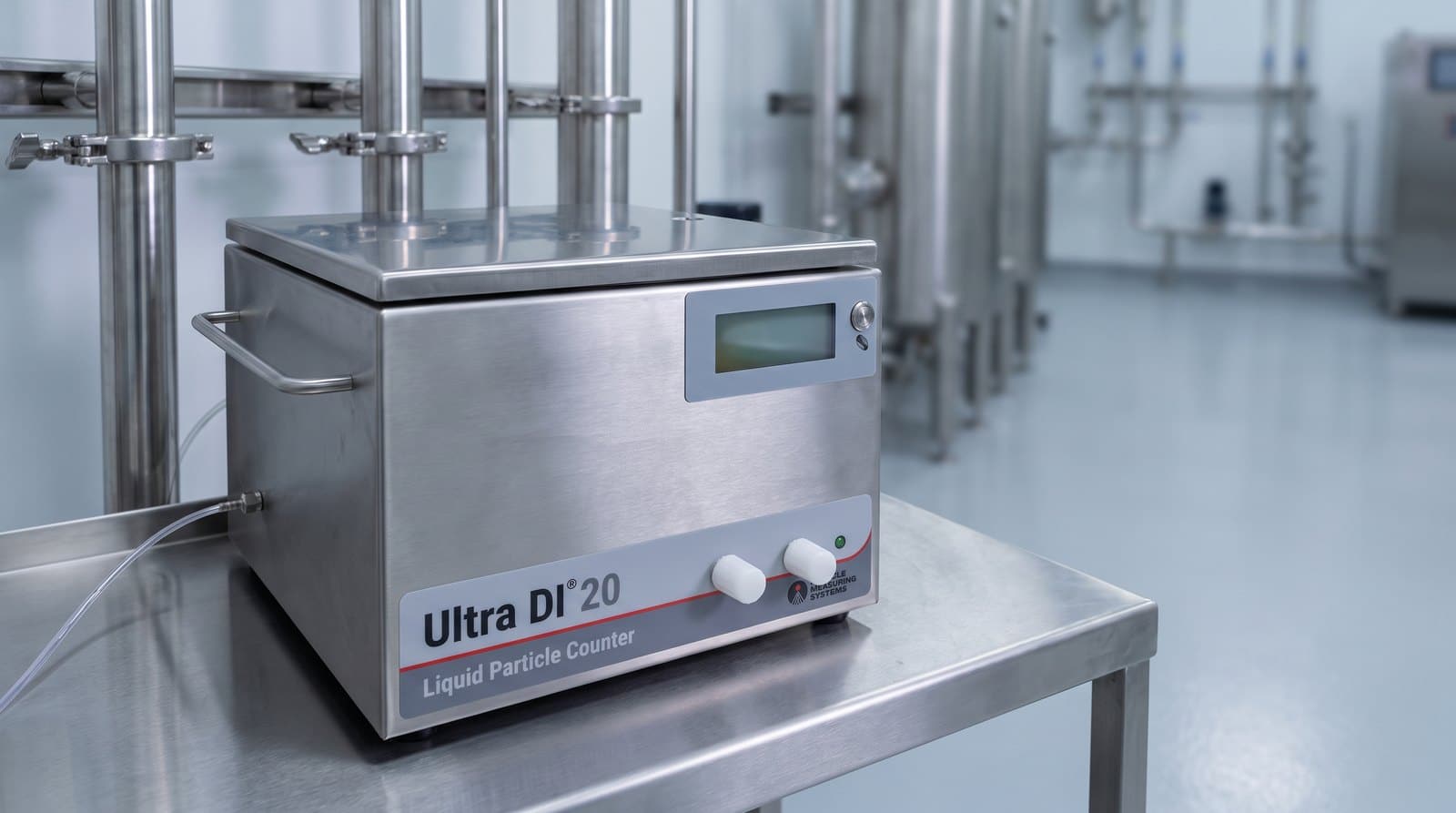 Máy đếm hạt dung dịch PMS Ultra DI 20 đặt trên bàn thép không gỉ trong phòng máy nước siêu tinh khiết, đường ống thép bóng và ống lấy mẫu trong chạy vào thiết bị