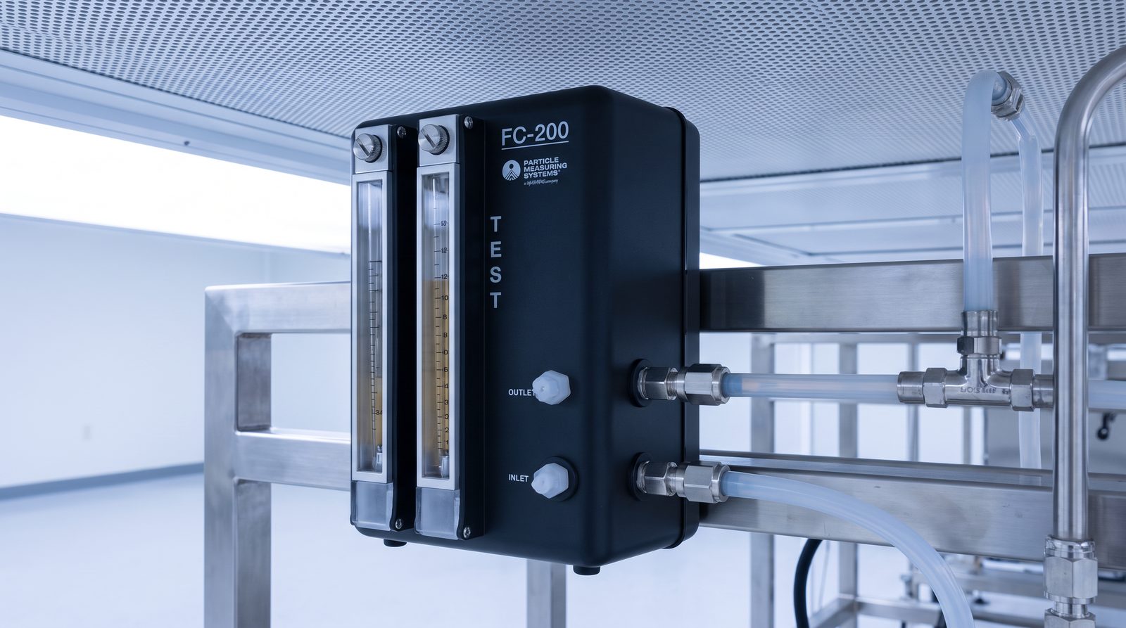 Bộ điều khiển lưu lượng UPW PMS FC-200 lắp trên khung thép không gỉ của hệ giám sát nước siêu tinh khiết trong nhà máy bán dẫn, hai ống lưu lượng kế thẳng đứng và đường ống PFA nối vào thiết bị