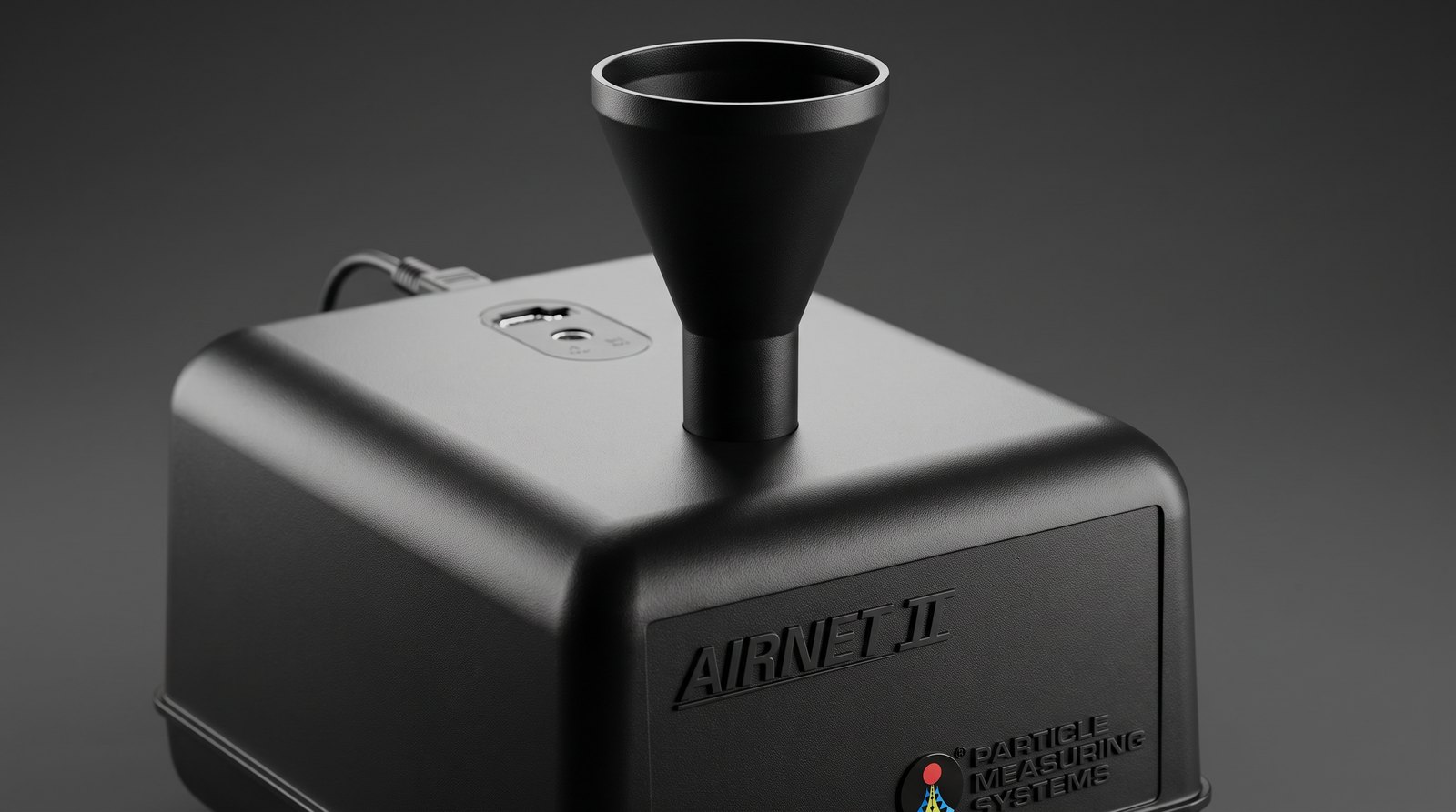 Cận cảnh phễu lấy mẫu đẳng động học và chữ AIRNET II nổi trên vỏ đen của cảm biến PMS Airnet II 201-4, cụm cổng kết nối trên đỉnh có cáp cắm vào