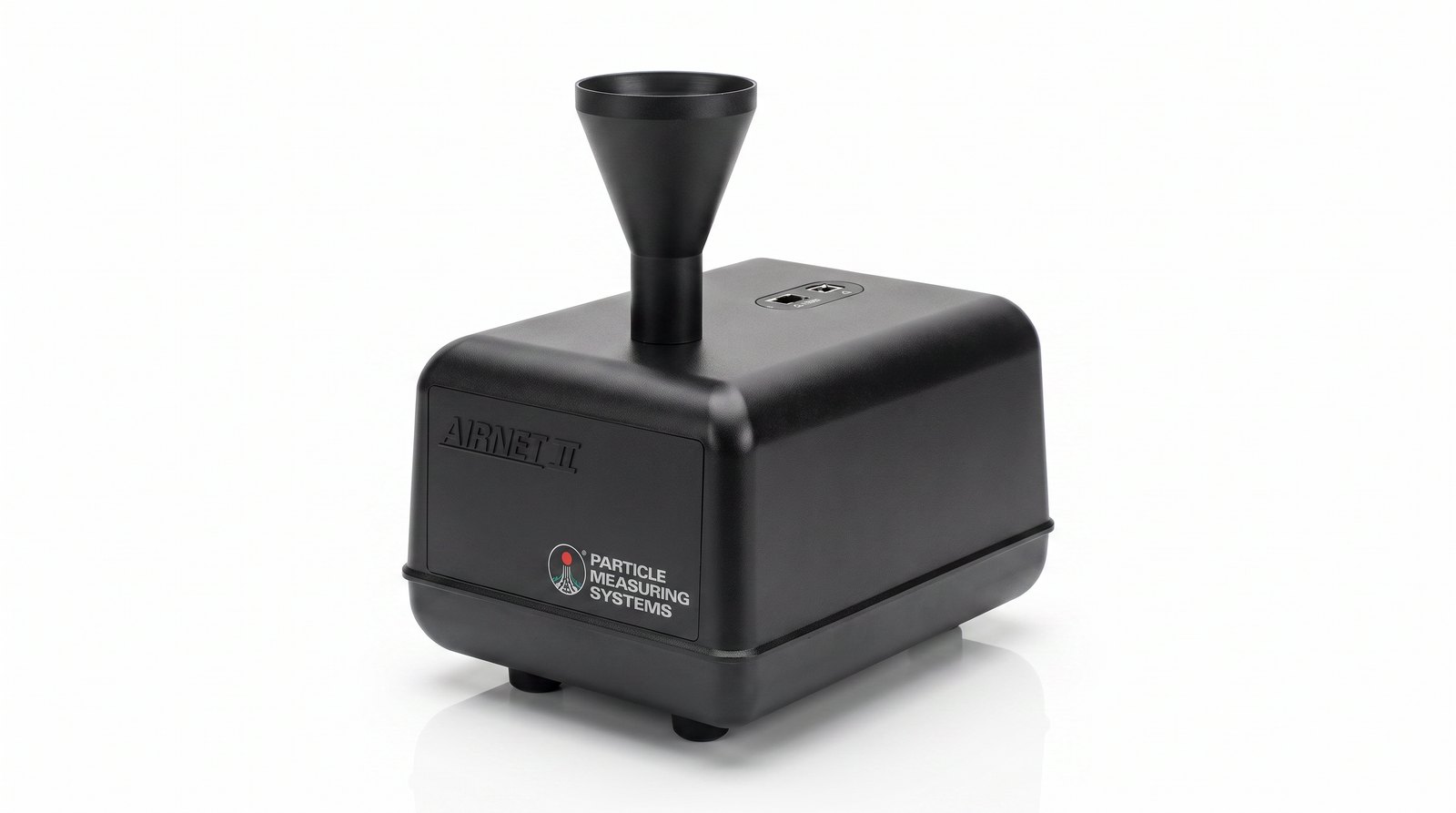 Cảm biến PMS Airnet II 201-4 chụp studio nền trắng — vỏ đen thu nhỏ dần về phía trên, phễu lấy mẫu hình nón, chữ AIRNET II nổi trên mặt bên và cụm cổng kết nối trên đỉnh
