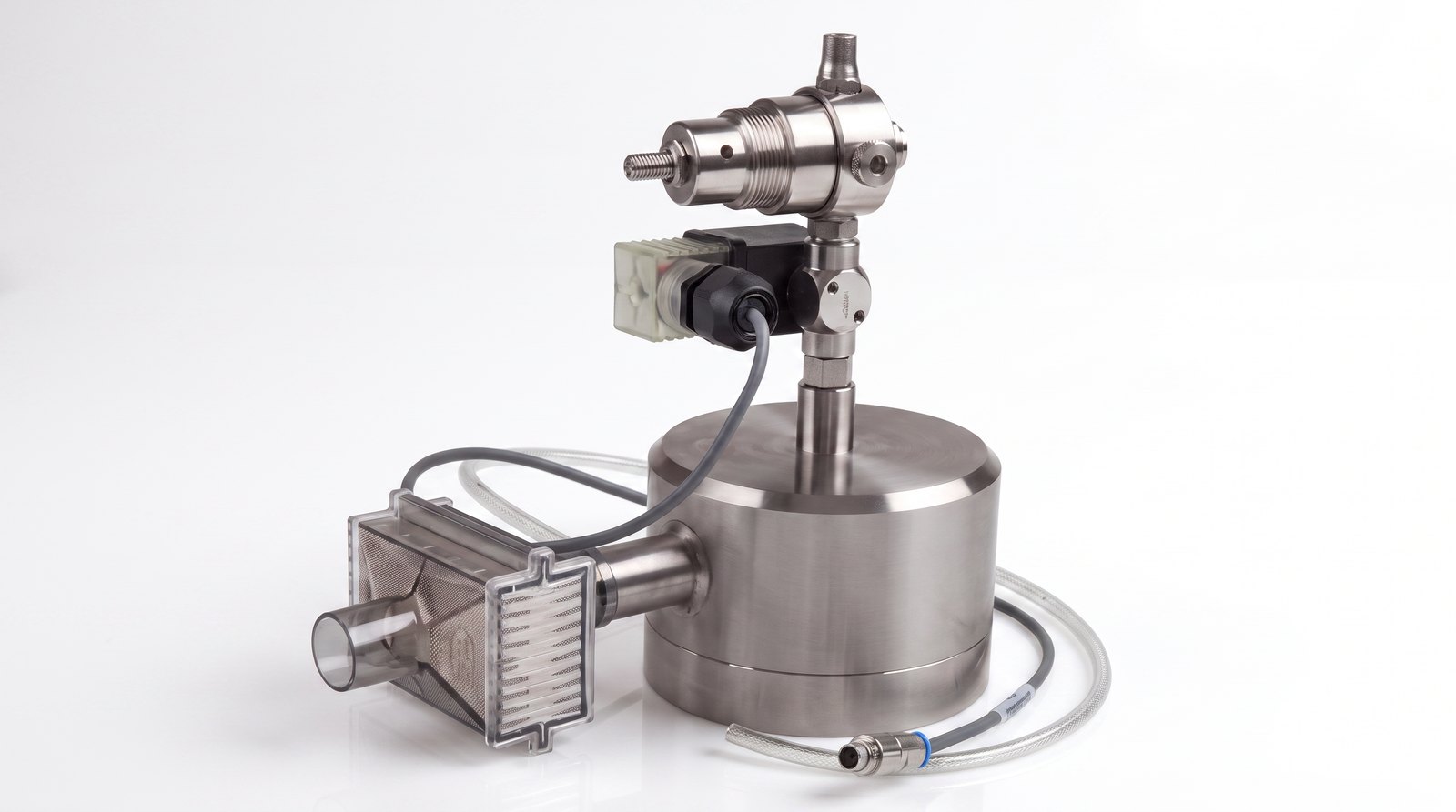 Bộ phụ kiện lấy mẫu khí nén PMS Compressed Gas Kit chụp studio nền trắng — thân trụ thép không gỉ, van điều áp phía trên, hộp lưới lọc bên cạnh và ống mềm bọc lưới với khớp nối nhanh vòng xanh