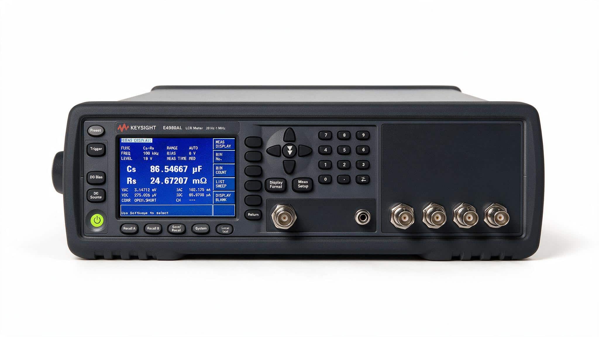 Máy đo LCR Keysight E4980AL góc nghiêng nền trắng studio thấy cụm đầu nối bốn cực