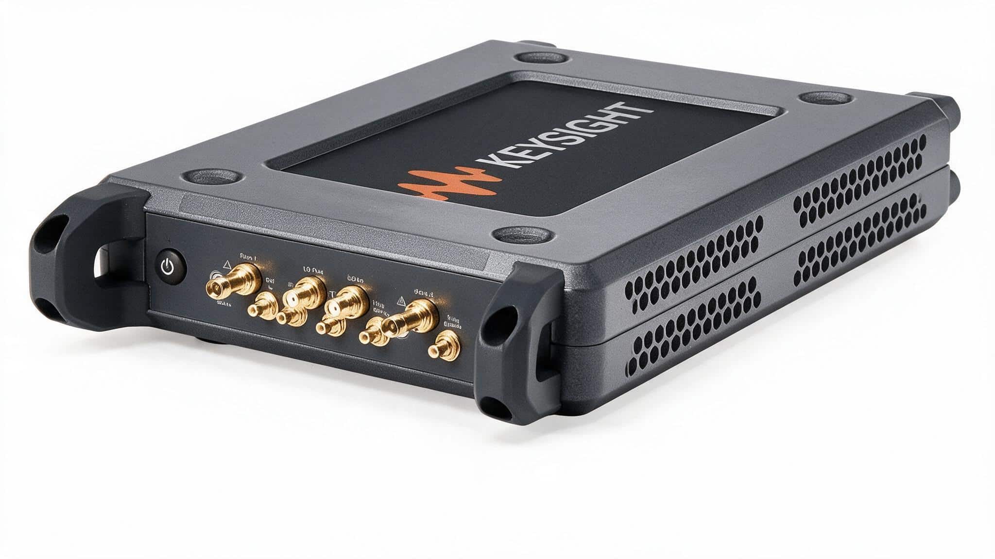 Máy phân tích mạng vector USB Keysight P9372A nhìn từ trên cao trên nền trắng studio