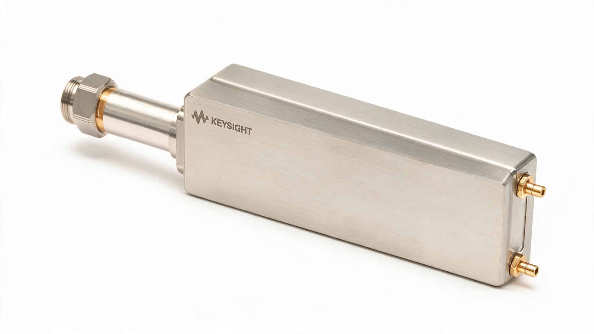 Cảm biến công suất Keysight U2049XA nhìn từ trên cao trên nền trắng studio