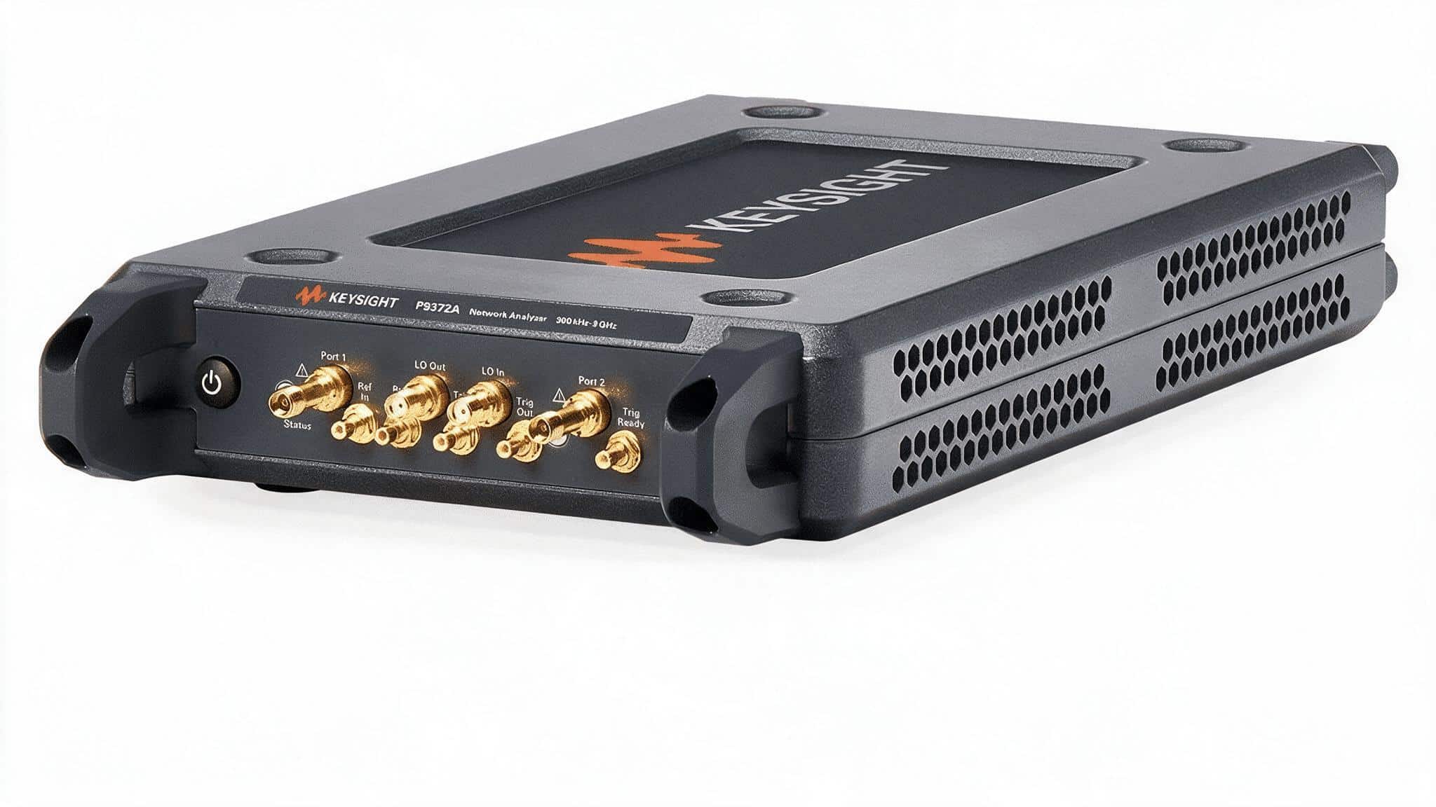 Máy phân tích mạng vector USB Keysight P9372A nhìn từ trên cao trên nền trắng studio
