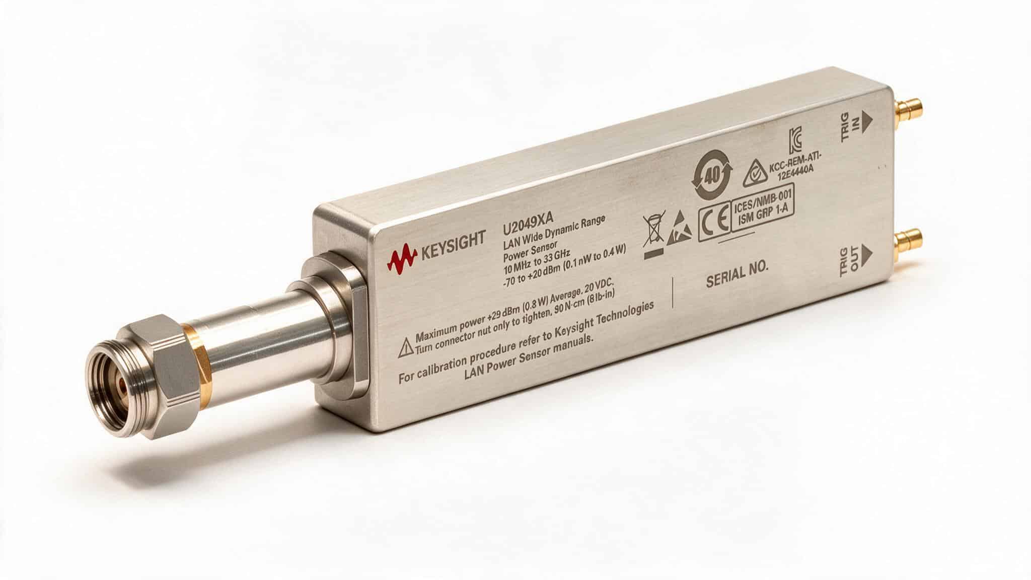 Cảm biến công suất dải động rộng Keysight U2049XA chụp studio nền trắng góc nghiêng