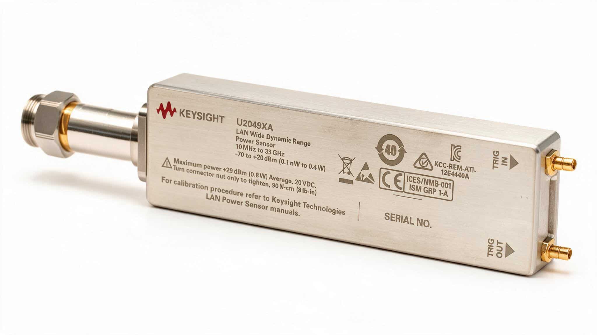 Cảm biến công suất Keysight U2049XA nhìn từ trên cao trên nền trắng studio