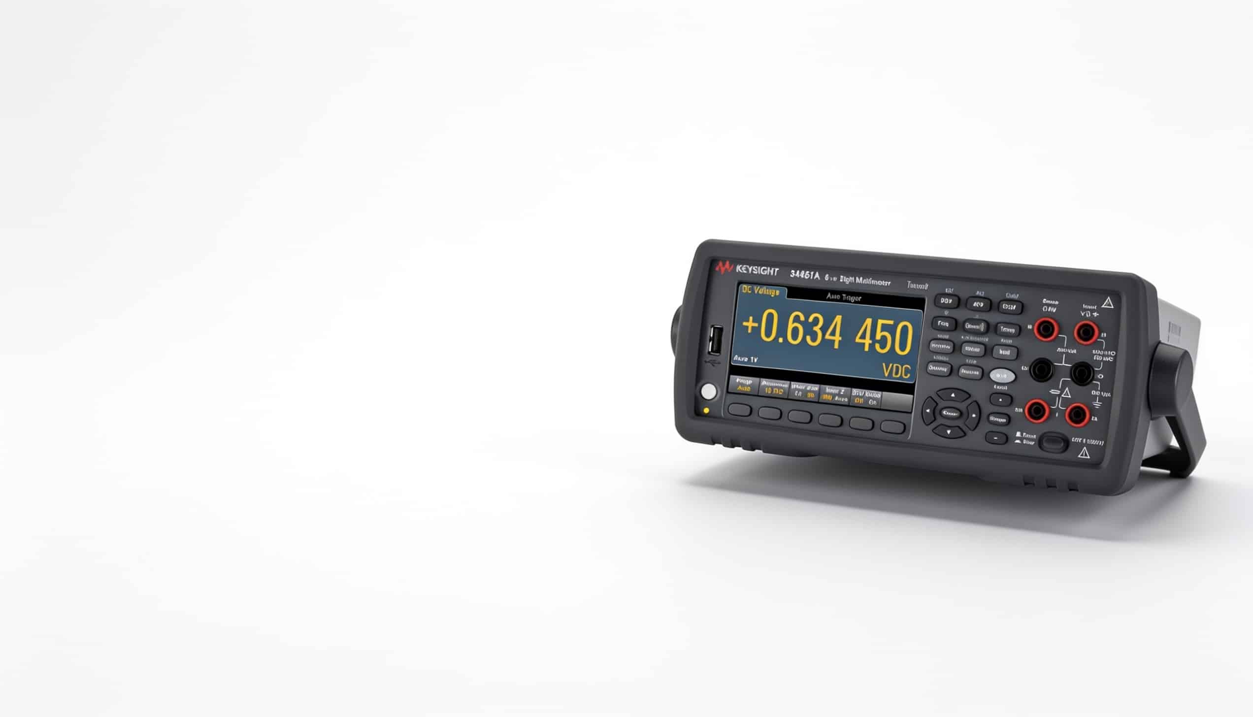 Đồng hồ vạn năng Keysight 34461A Truevolt góc nghiêng phải trên nền trắng studio