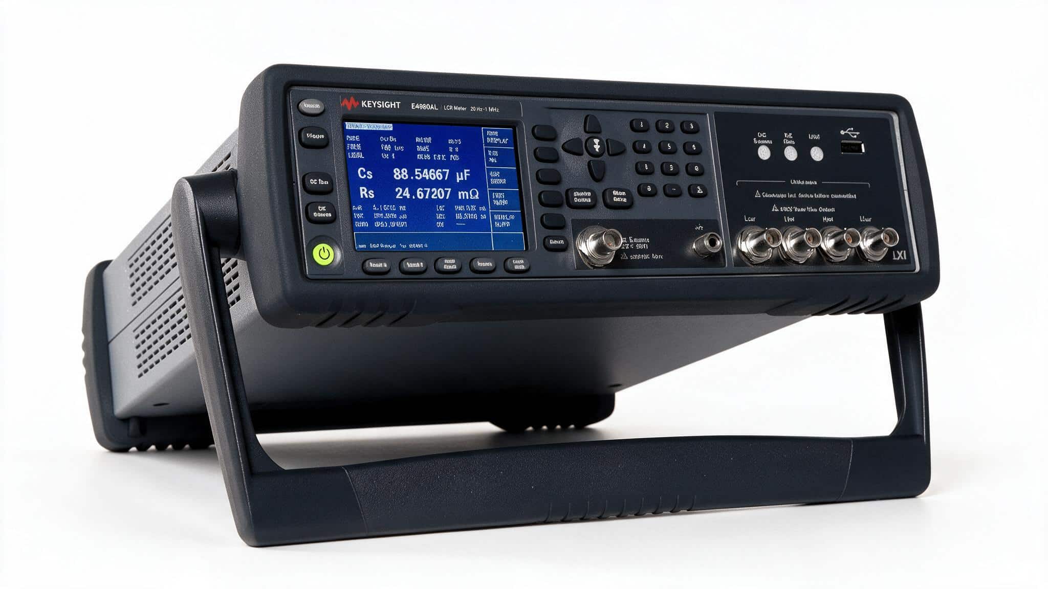 Máy đo LCR Keysight E4980AL góc nghiêng ba phần tư ảnh studio nền trắng