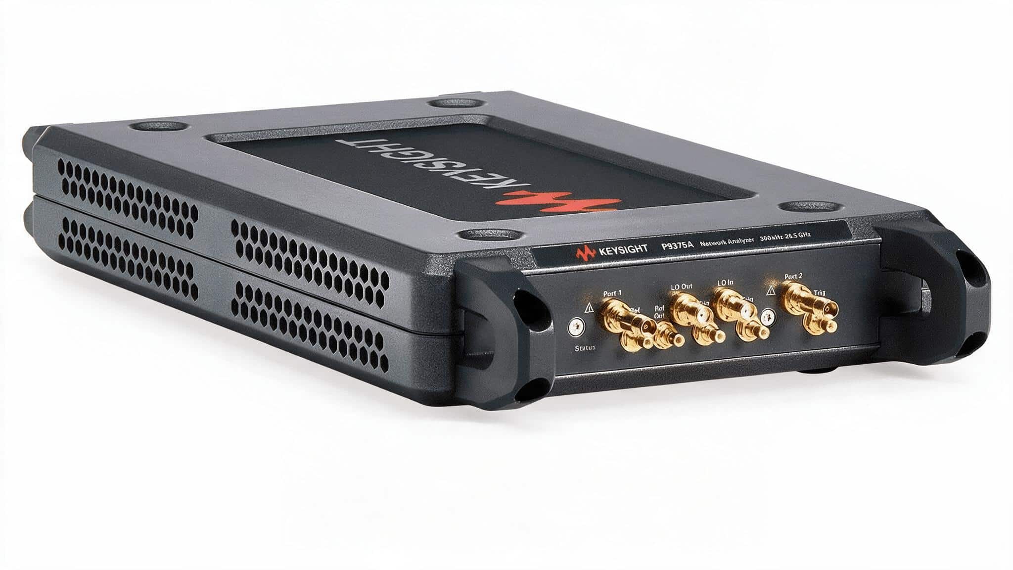 Keysight P9375A 300 kHz đến 26.5 GHz góc nghiêng thân máy ảnh studio nền trắng