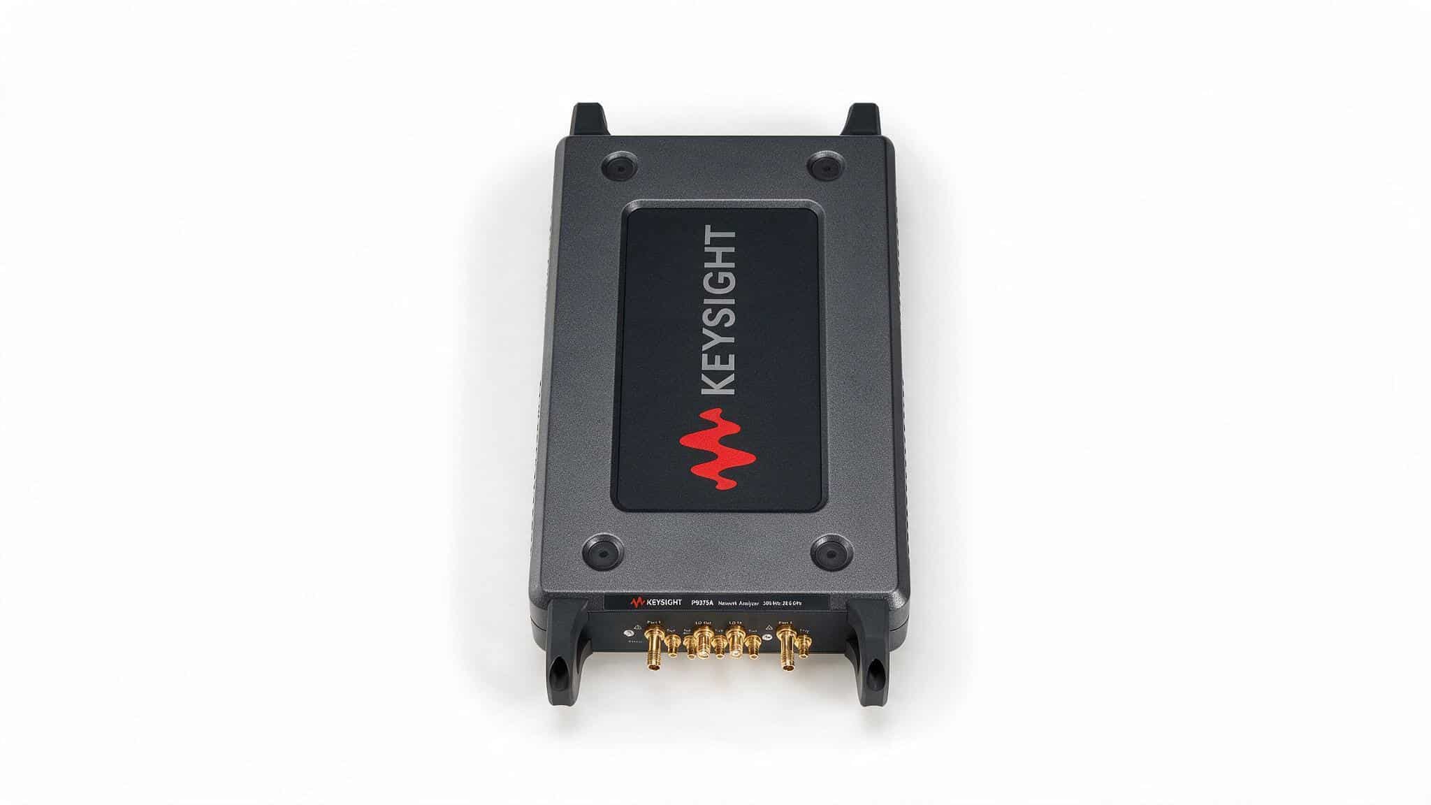 Máy phân tích mạng Keysight P9375A vector USB nhìn từ trên cao ảnh studio nền trắng