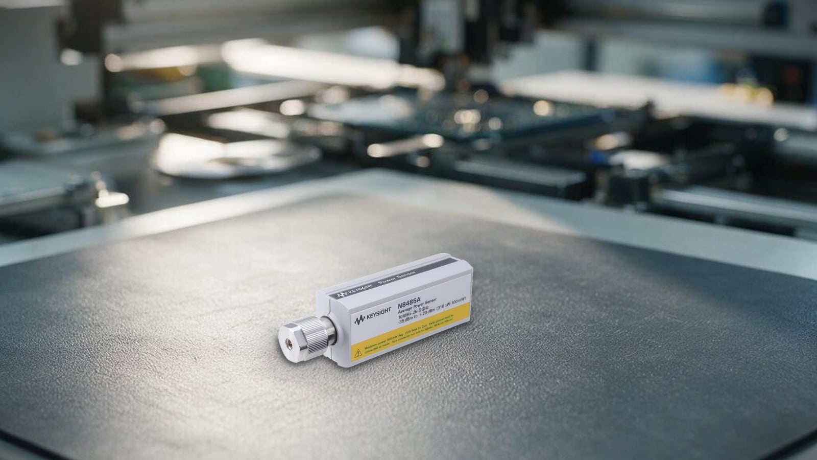 Cảm biến công suất RF Keysight N8485A trên thảm chống tĩnh điện tại trạm kiểm tra dây chuyền SMT