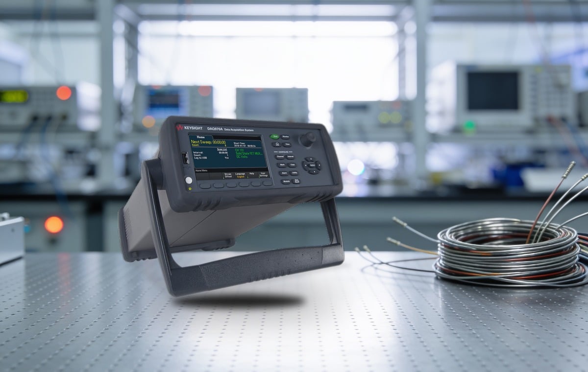 Máy thu thập dữ liệu Keysight DAQ970A giám sát cảm biến nhiệt độ trên bàn thử nghiệm phòng lab điện tử