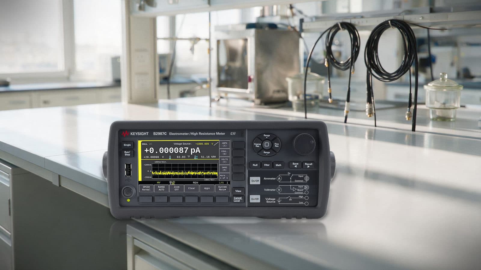 Điện kế Keysight B2987C trên bàn thí nghiệm vật liệu, dùng nguồn áp 1.000 V tích hợp để đo điện trở cách điện tới 10 PΩ