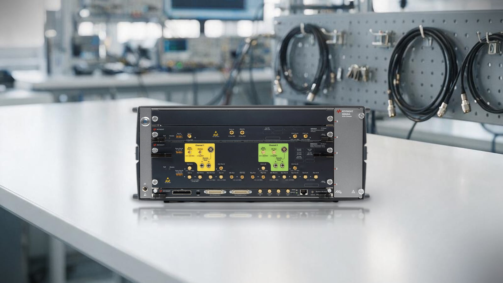 Hệ thống BERT Keysight M8040A gồm khung AXIe M9505A, bộ tạo mẫu M8045A và bộ phân tích lỗi M8046A đặt trên bàn thí nghiệm toàn vẹn tín hiệu