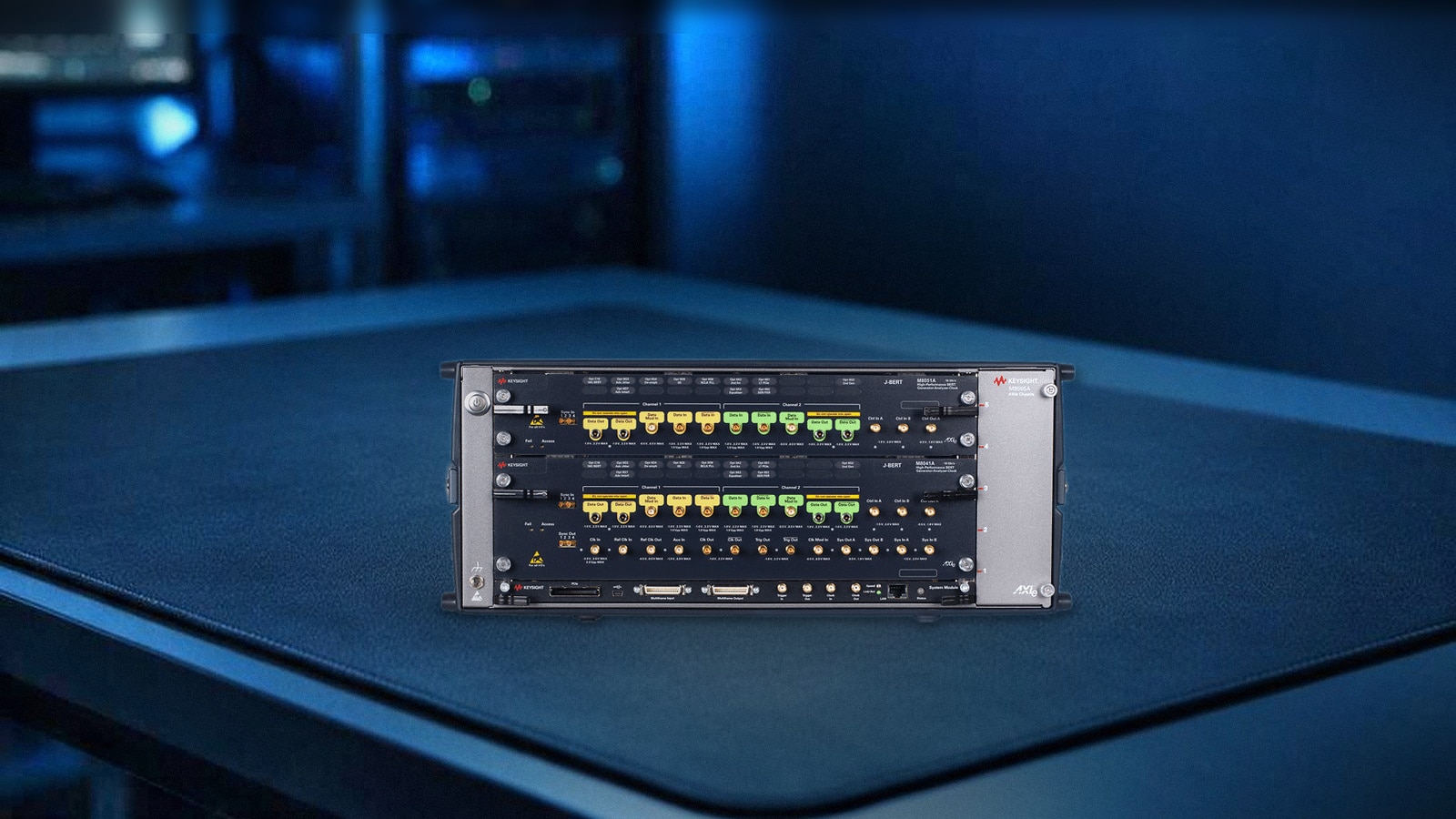 Hệ thống J-BERT Keysight M8020A với hai mô-đun M8051A và M8041A trong khung AXIe M9505A, đặt trên thảm chống tĩnh điện màu xanh đậm