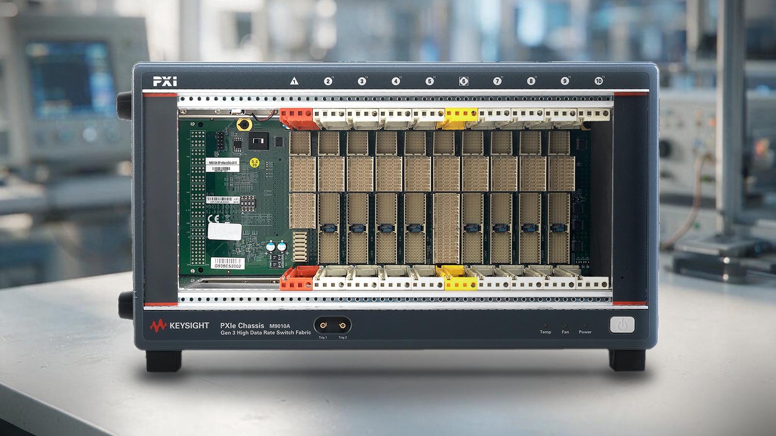 Khung máy PXIe Keysight M9010A trên bàn thí nghiệm R&D với cáp RF và đồ gá đo