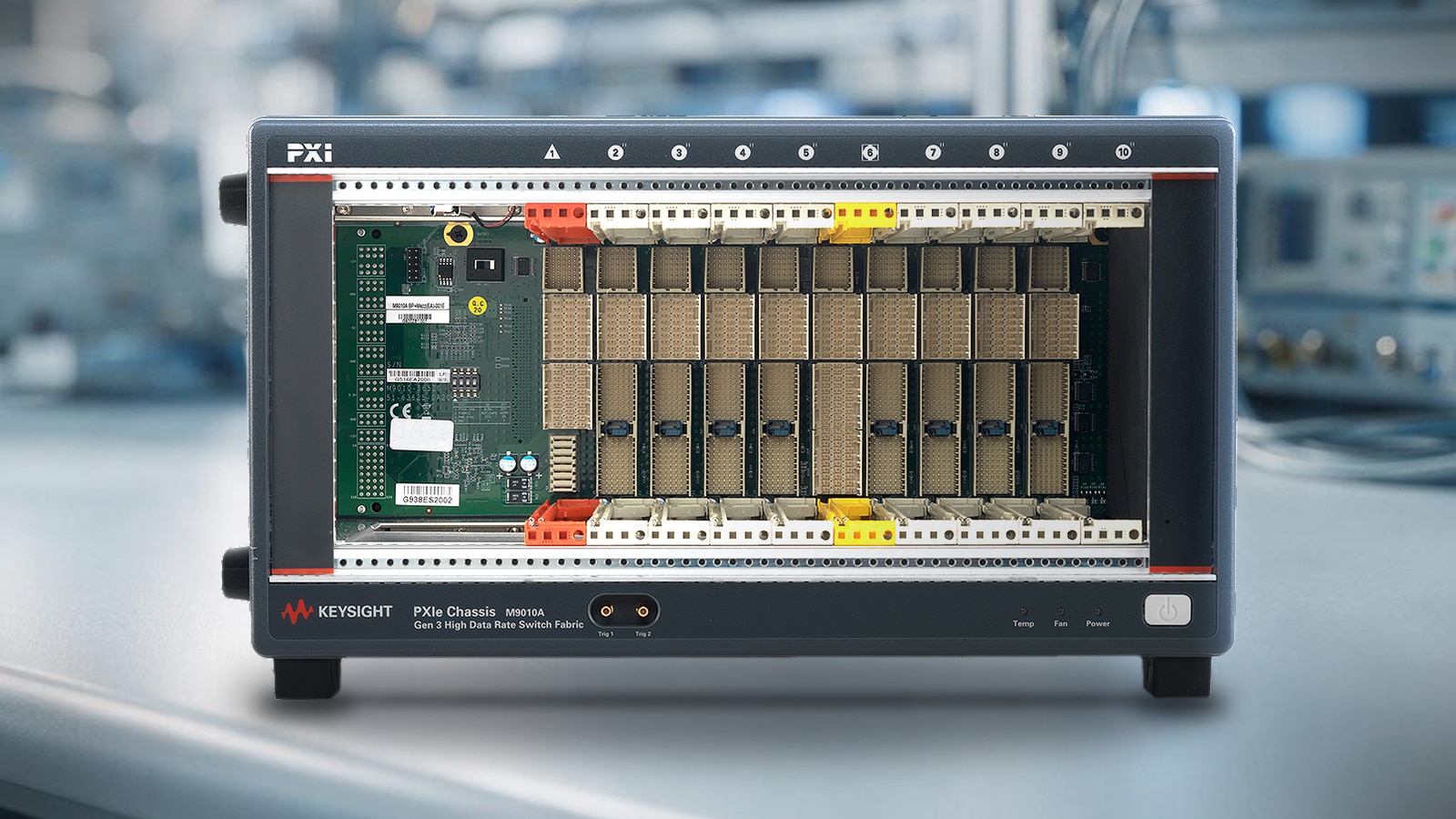 Khung máy PXIe Keysight M9010A tại trạm đo kiểm trên dây chuyền lắp ráp điện tử SMT