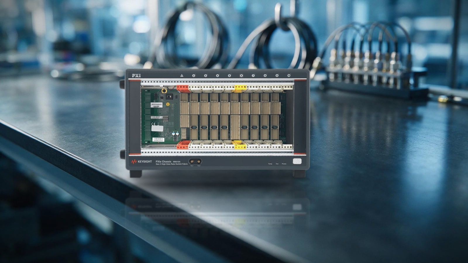 Khung máy PXIe Keysight M9010A trên bàn thí nghiệm R&D với cáp RF và đồ gá đo