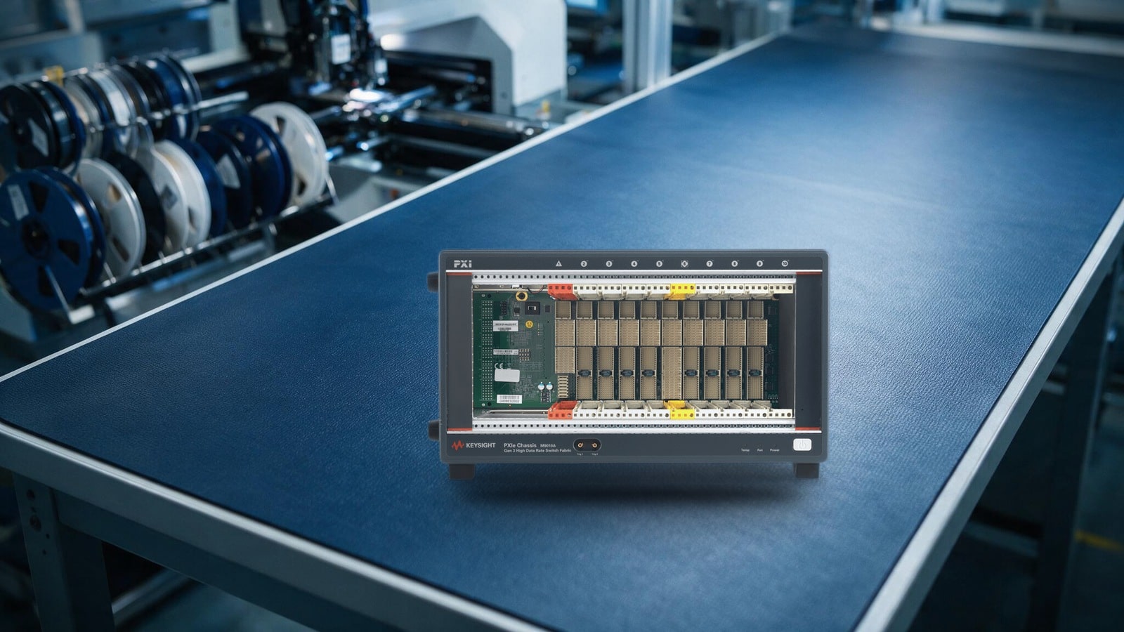Khung máy PXIe Keysight M9010A tại trạm đo kiểm trên dây chuyền lắp ráp điện tử SMT