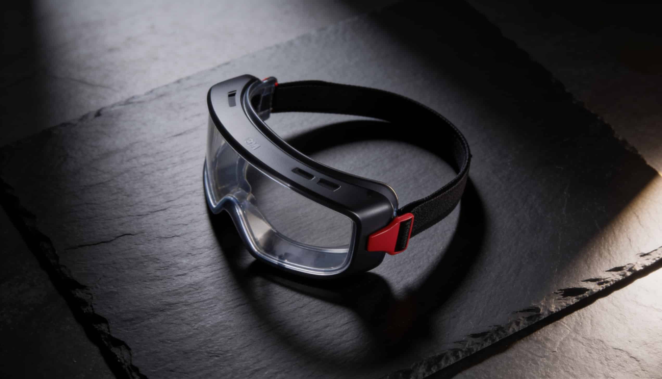 Kính chống hóa chất 3M GoggleGear 3000 trên nền đá phiến, ánh sáng studio