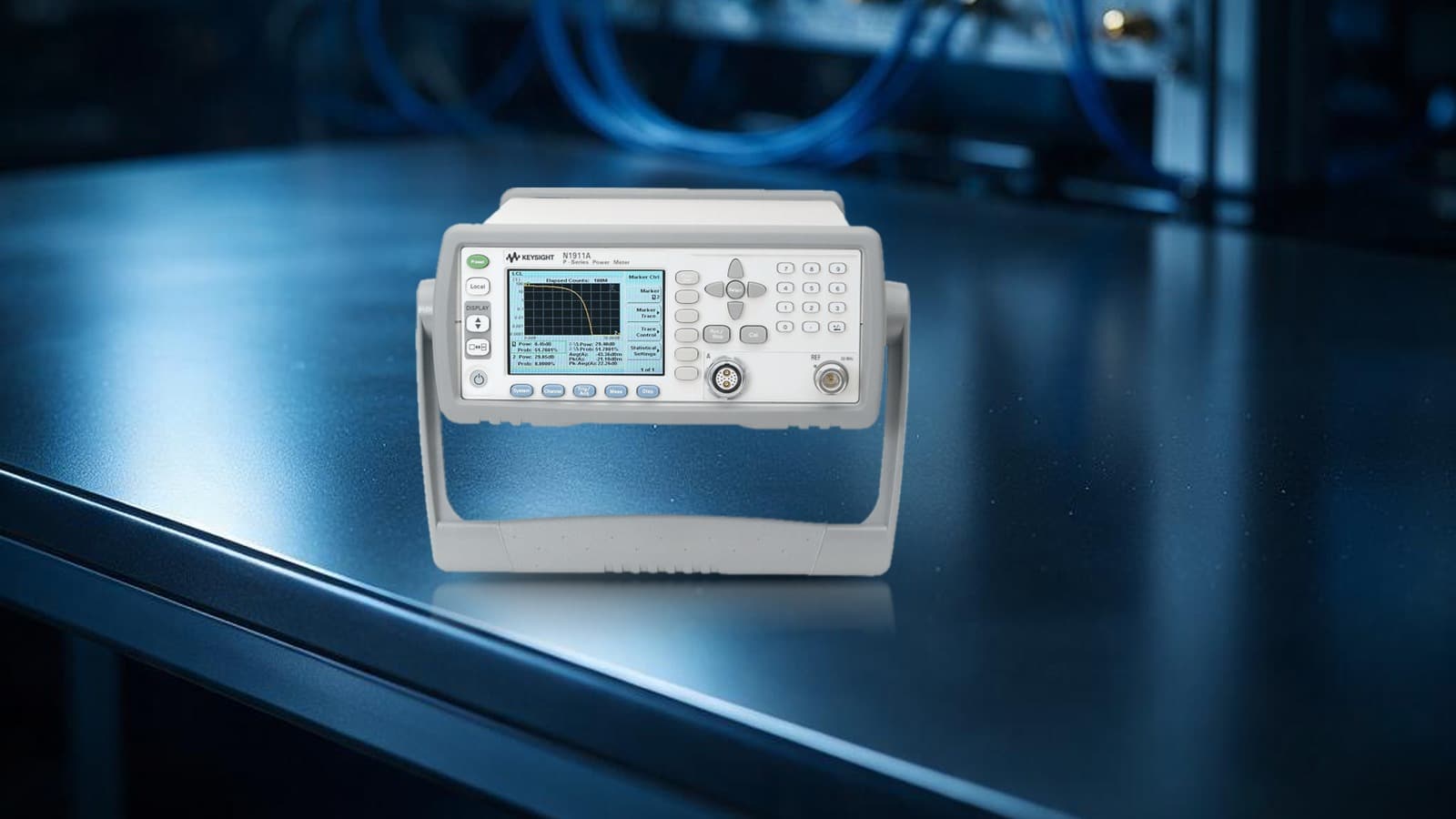 Máy đo công suất Keysight N1911A P-Series trên bàn thử nghiệm RF trong phòng nghiên cứu phát triển