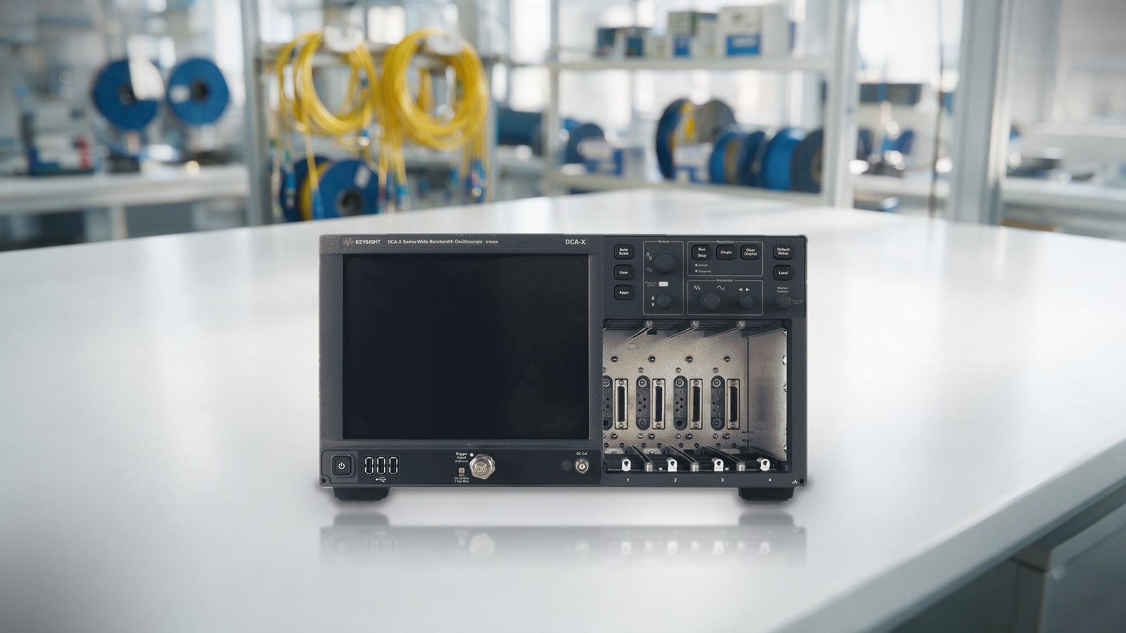 Máy hiện sóng lấy mẫu Keysight N1000A DCA-X trên bàn thí nghiệm quang tử