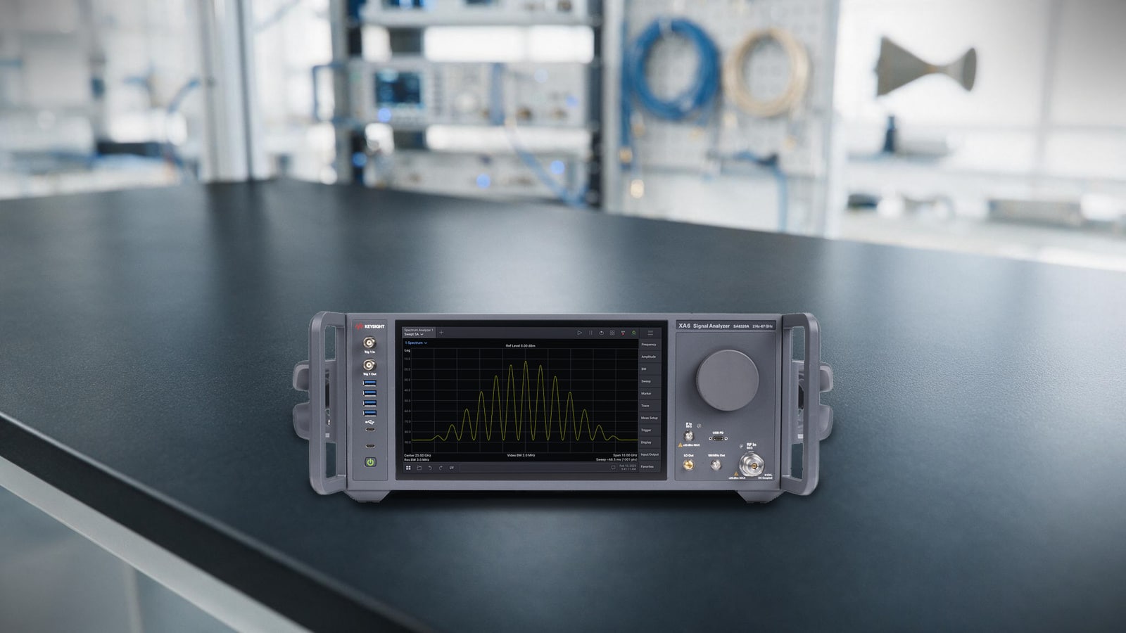 Máy phân tích tín hiệu Keysight XA6 SA6320A dải 2 Hz đến 67 GHz đặt trên bàn thí nghiệm RF, màn hình hiển thị phổ tần tại tâm 25 GHz
