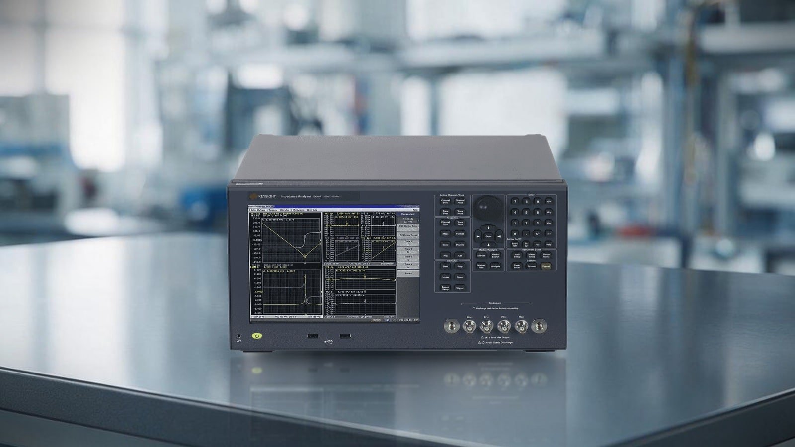 Máy phân tích trở kháng Keysight E4990A đặt trên bàn thí nghiệm R&D điện tử