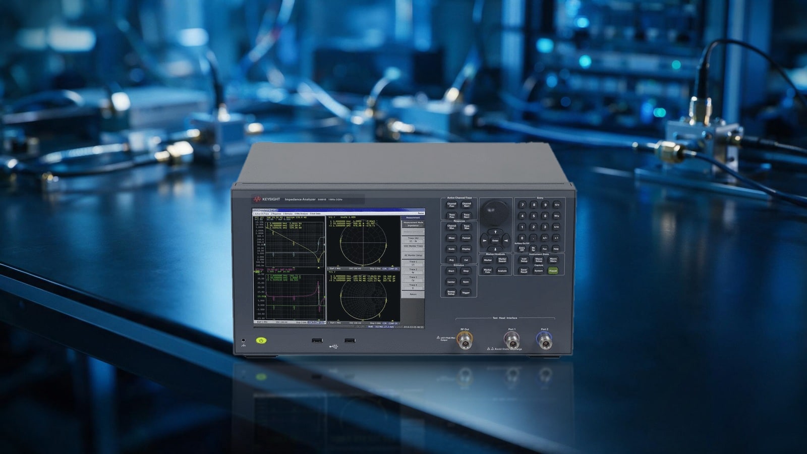 Keysight E4991B đặt trên bàn thí nghiệm R&D RF với cáp đồng trục SMA để đo trở kháng RF tần số cao