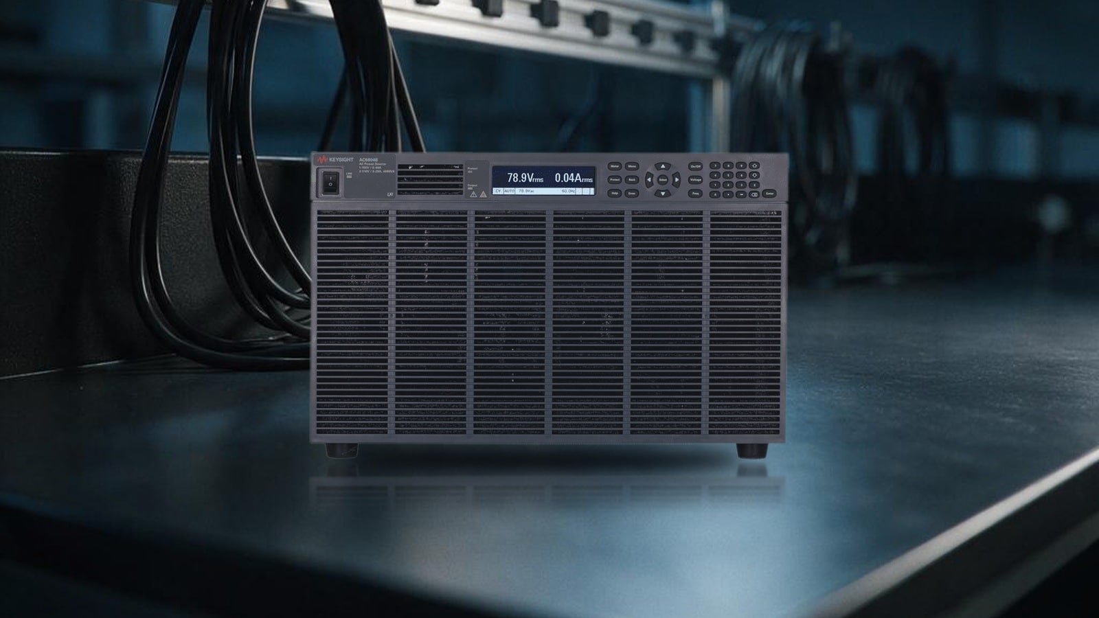 Nguồn AC lập trình một pha Keysight AC6804B 4 kVA trên bàn thử nghiệm điện tử