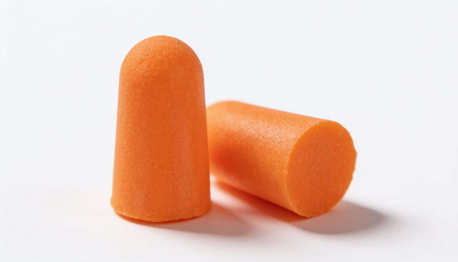 Nút tai chống ồn 3M 1100 foam polyurethane NRR 29 dB trên nền studio trắng