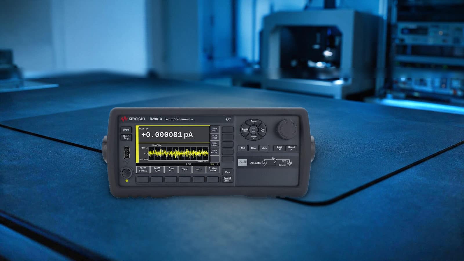 Pico-ampe kế Keysight B2981C đặt trên thảm ESD tại trạm kiểm tra chất lượng linh kiện bán dẫn và cảm biến